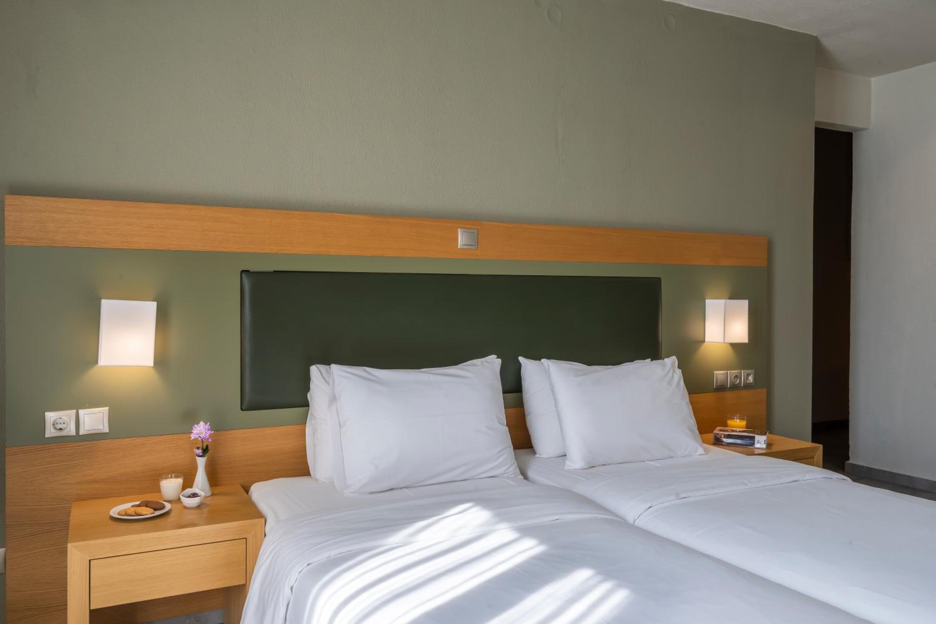 Deluxe Room with Sea View (1-3 Adults) photo 2