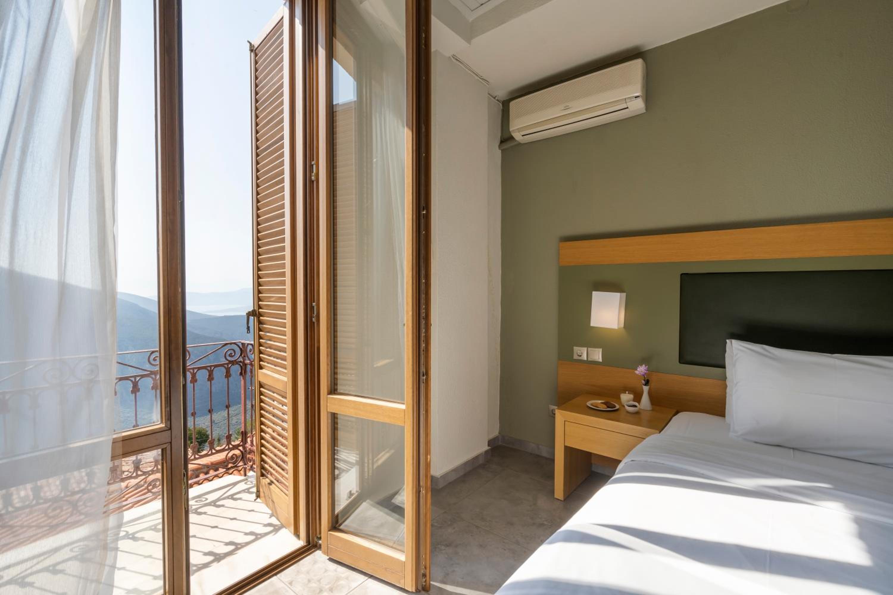 Deluxe Room with Sea View (1-3 Adults) photo 3