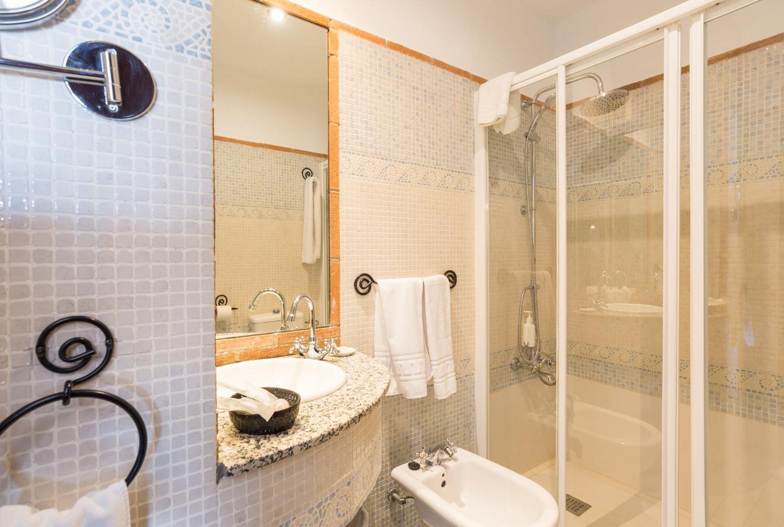 Double or Twin Room - Photo 10