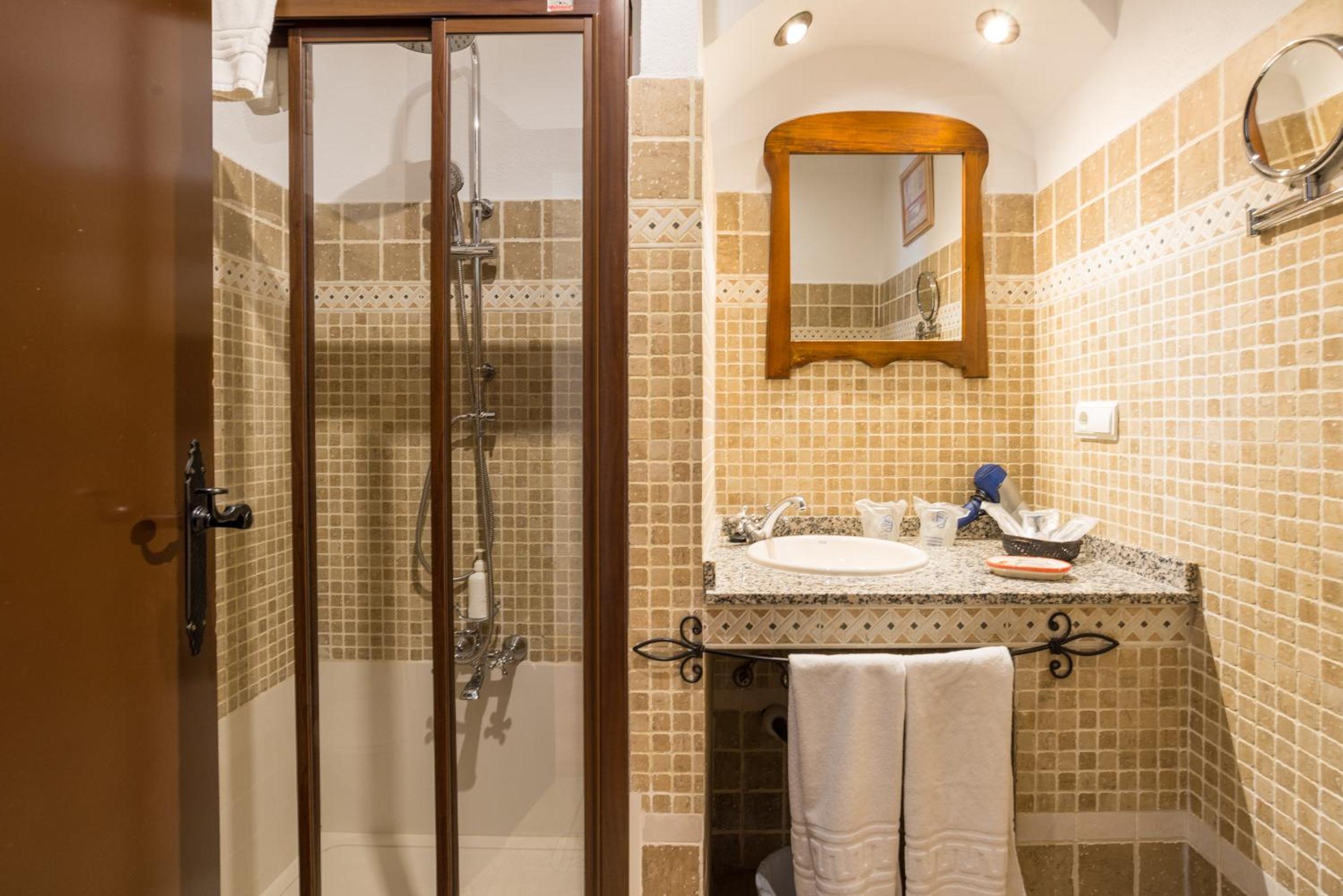 Double or Twin Room - Photo 8