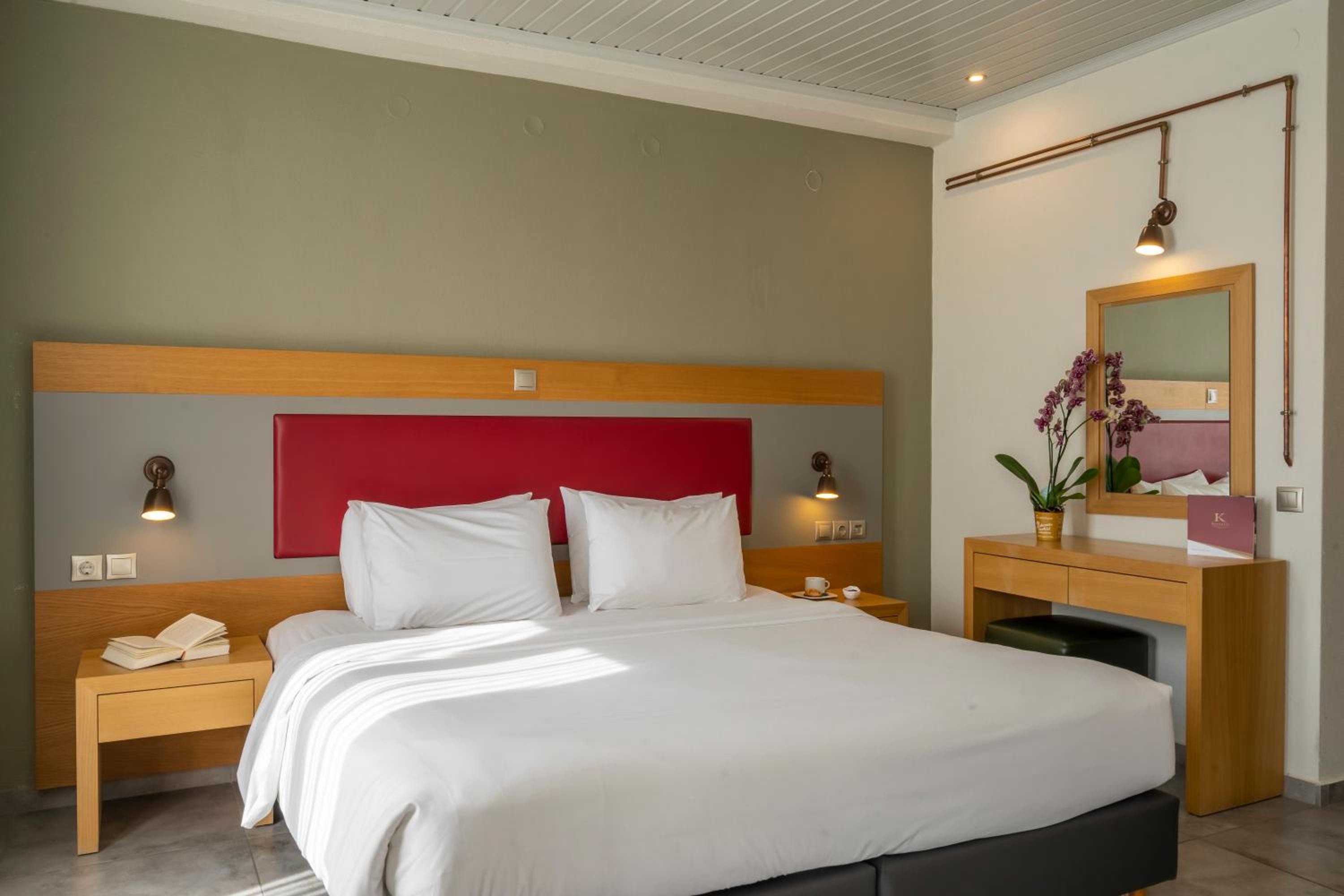 Deluxe Room with Sea View (1-4 Adults) photo 3