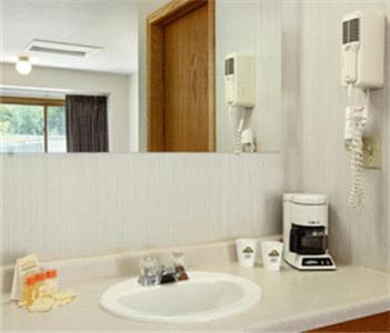 Queen Room - Non-Smoking - Photo 3