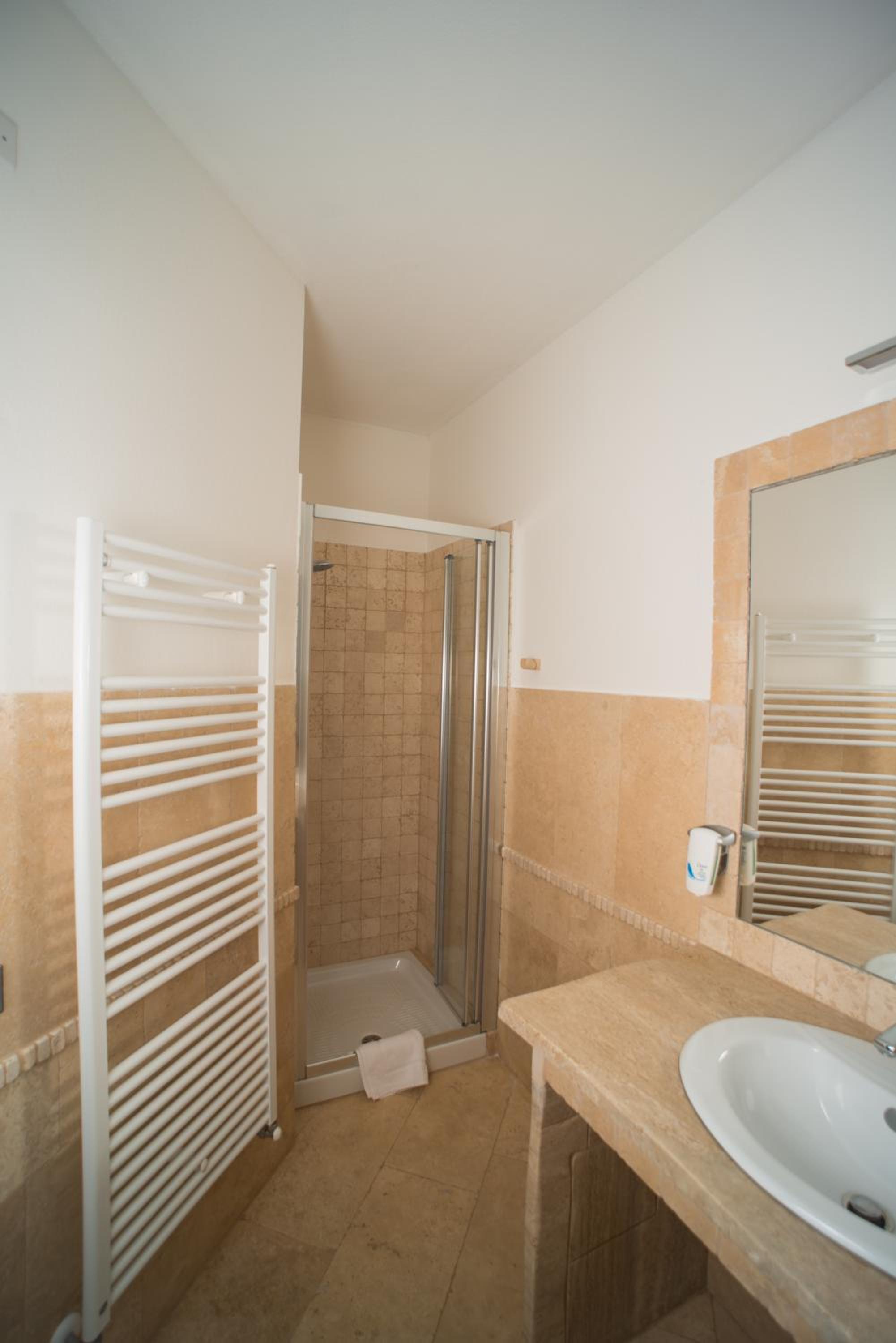 Standard Double or Twin Room - Photo 7