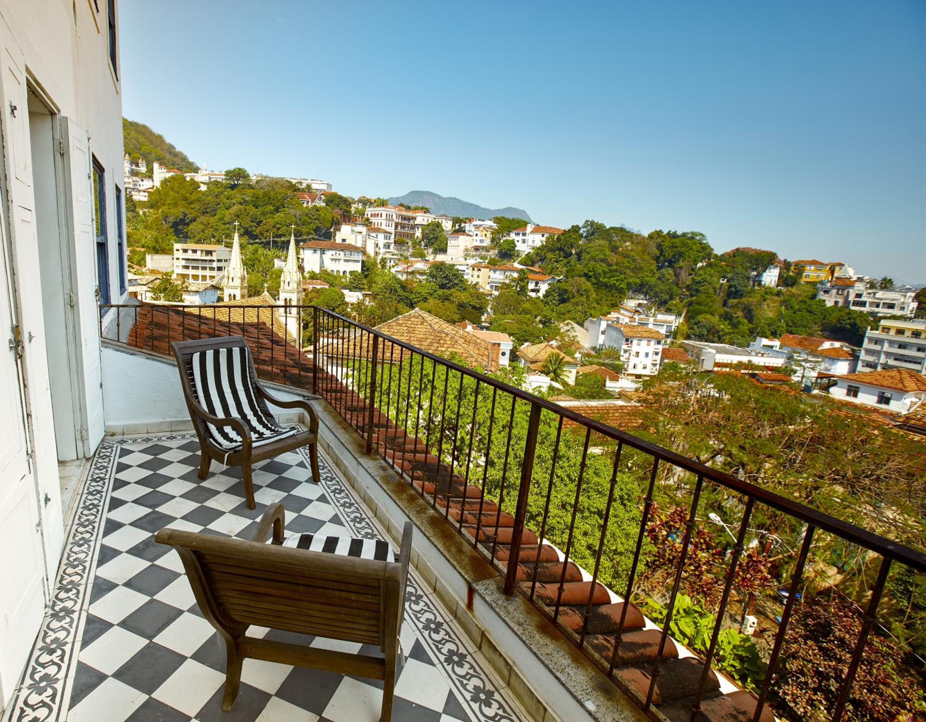 Deluxe King Room with Balcony and View thumbnail 6