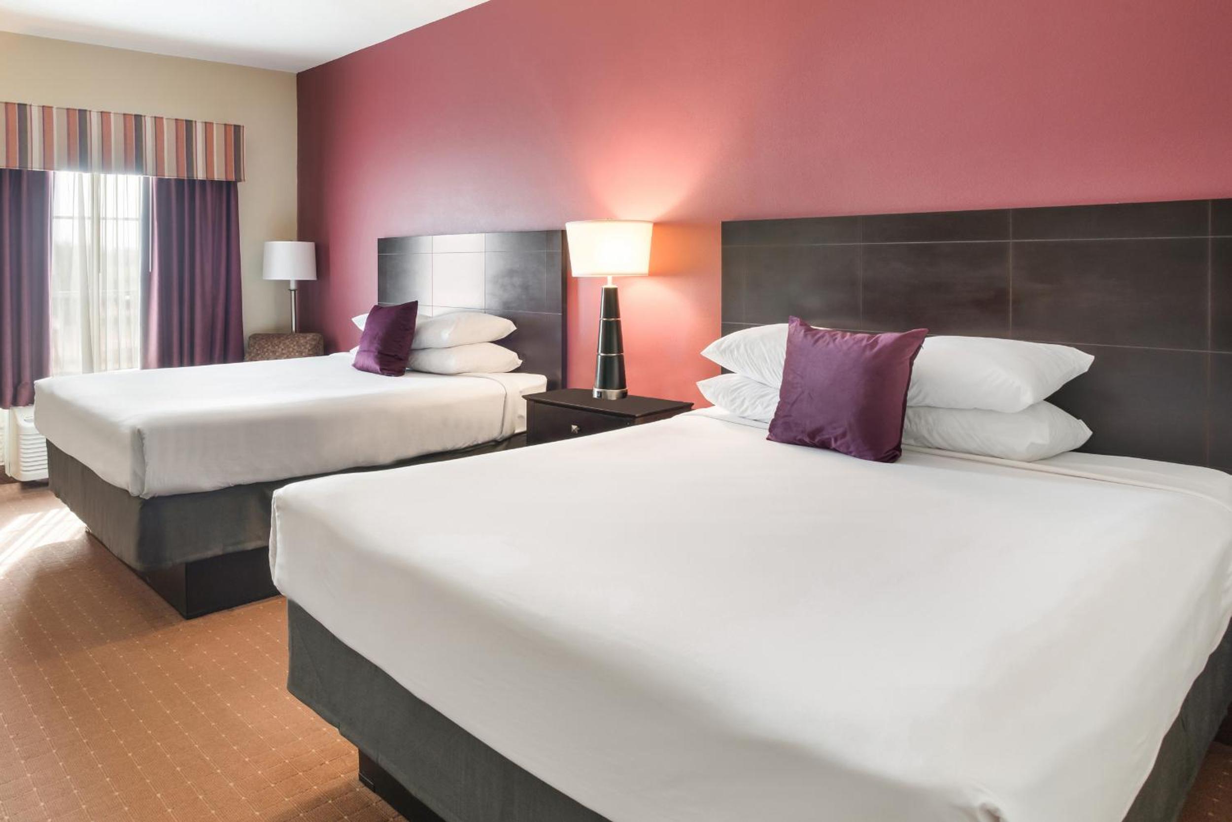 Queen Room with Two Queen Beds - Non-Smoking - Photo 4