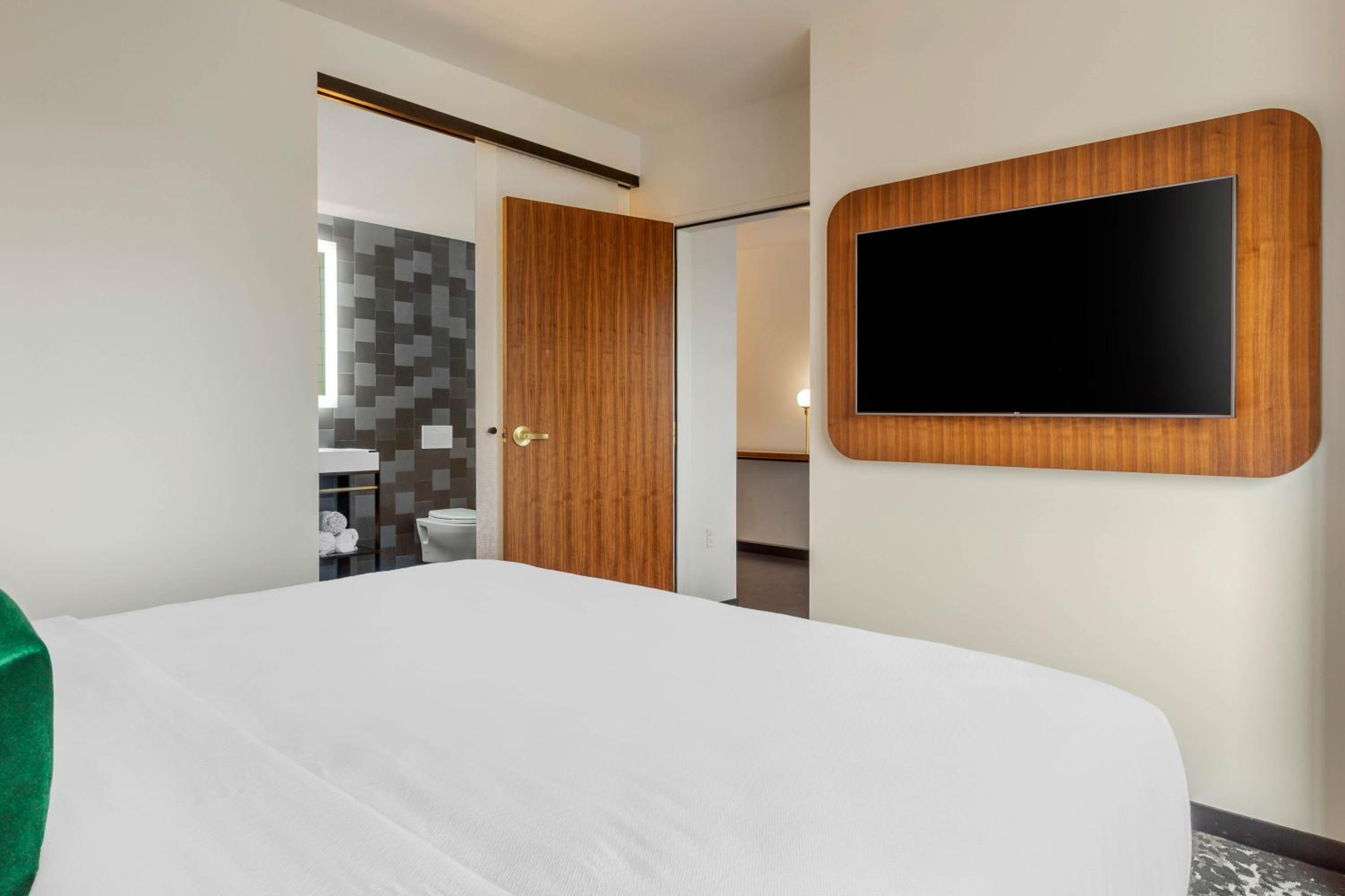 King Suite - Non-Smoking - Photo 13