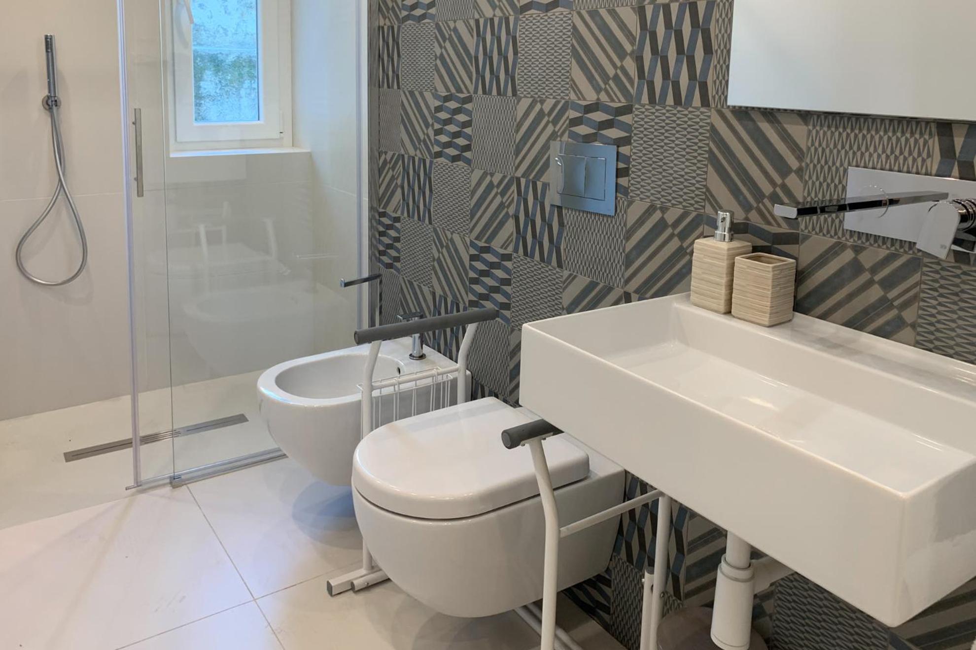 Double Room with Balcony - Photo 8