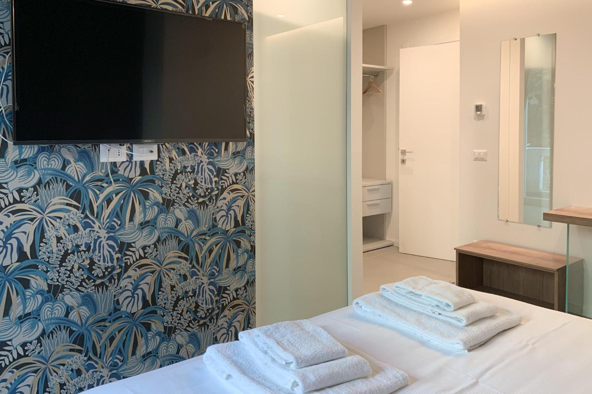Double Room with Balcony - Photo 12