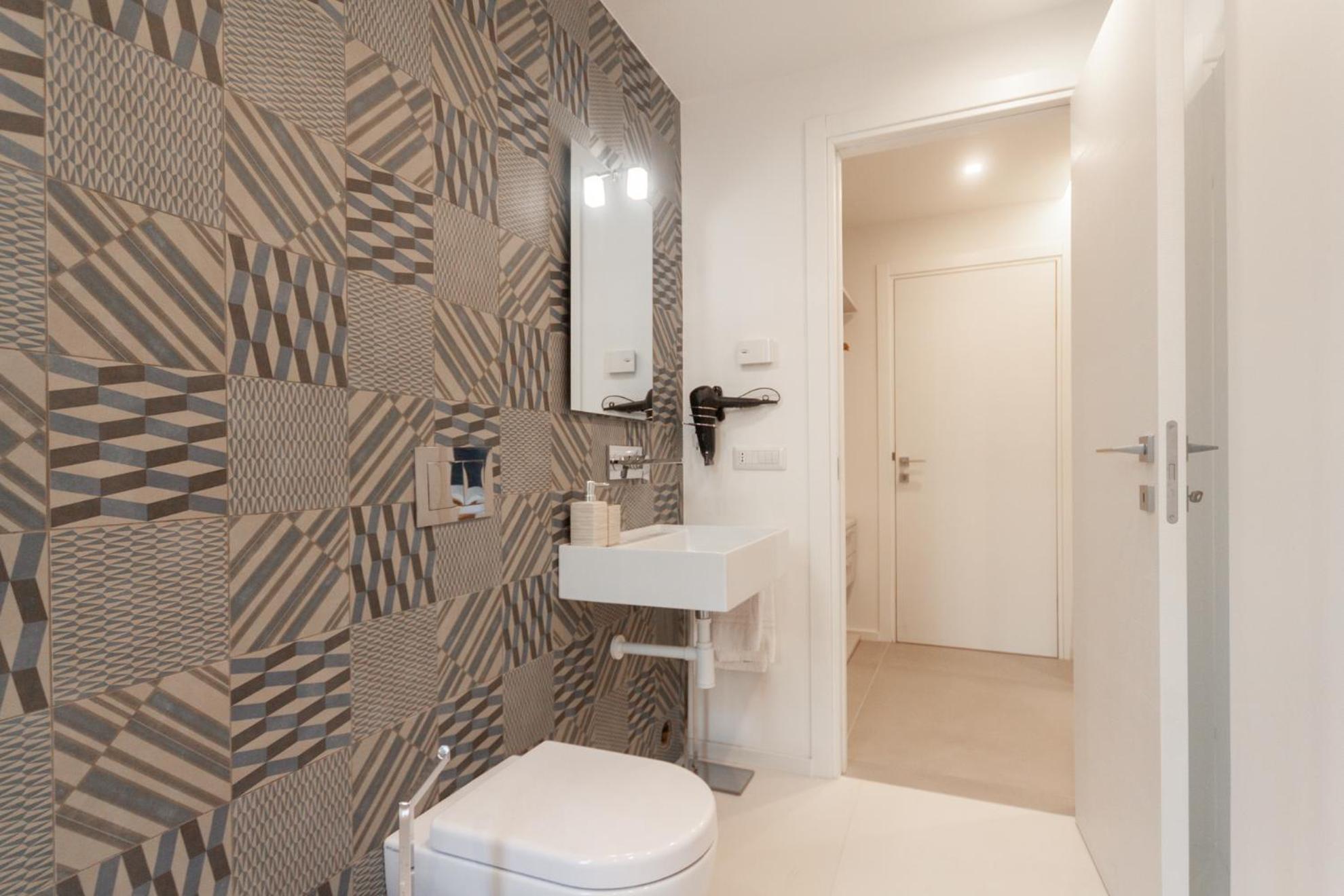 Double Room with Balcony - Photo 9