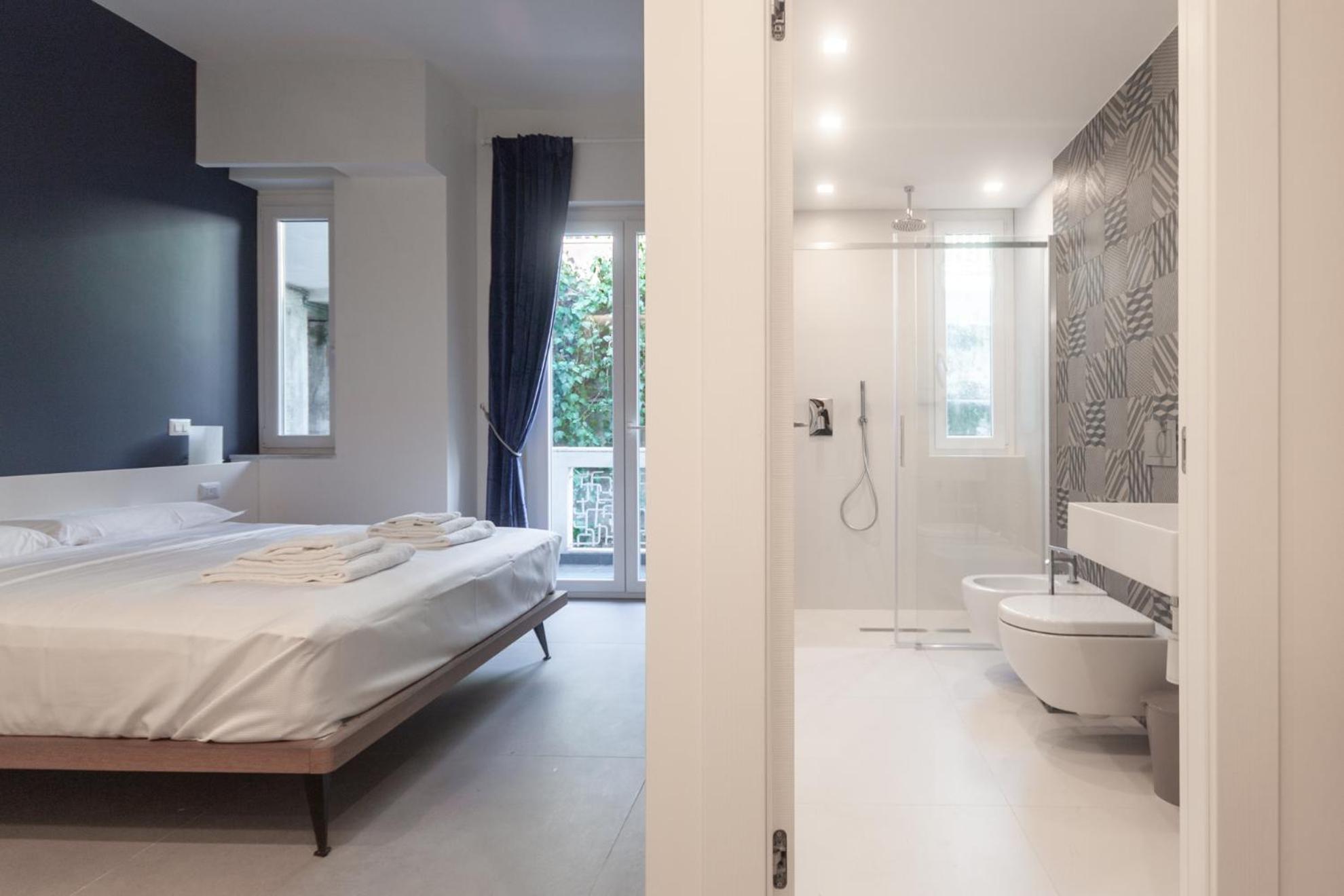 Double Room with Balcony - Photo 7