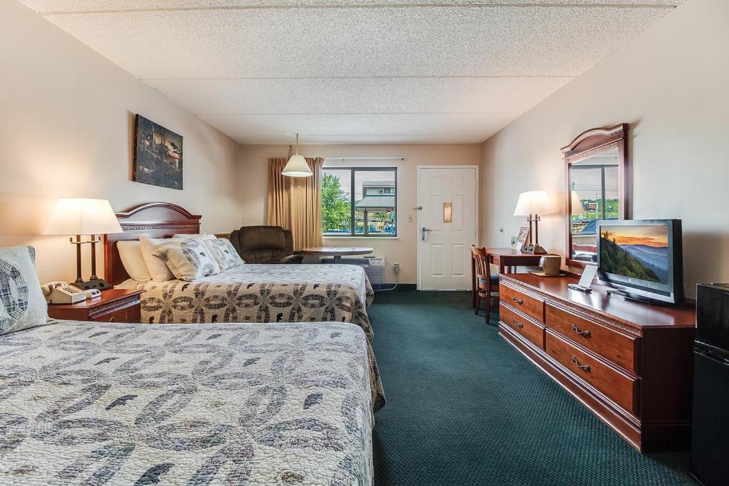 Queen Room with Two Queen Beds - Non-Smoking photo 1