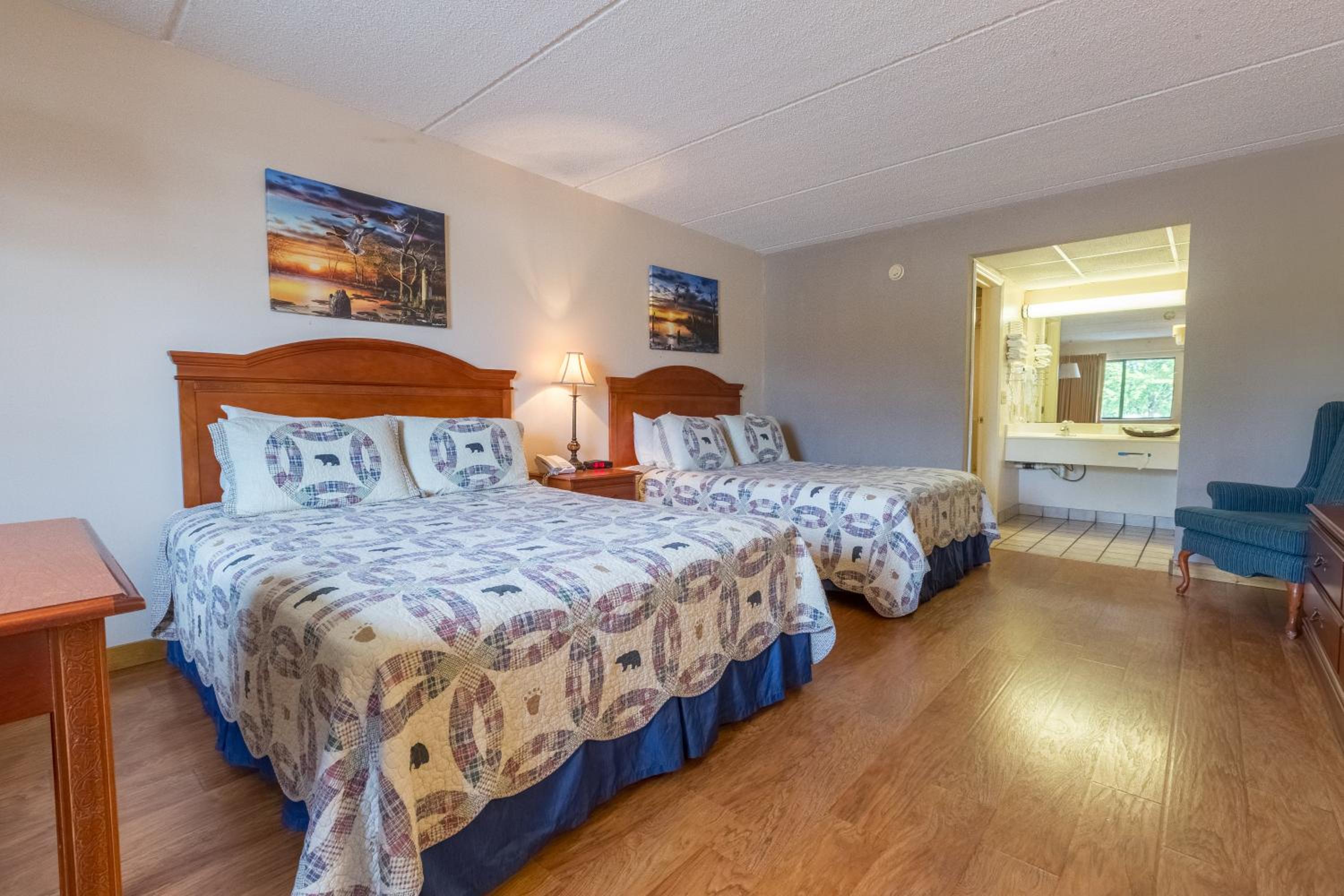Queen Room with Two Queen Beds - Non-Smoking photo 3