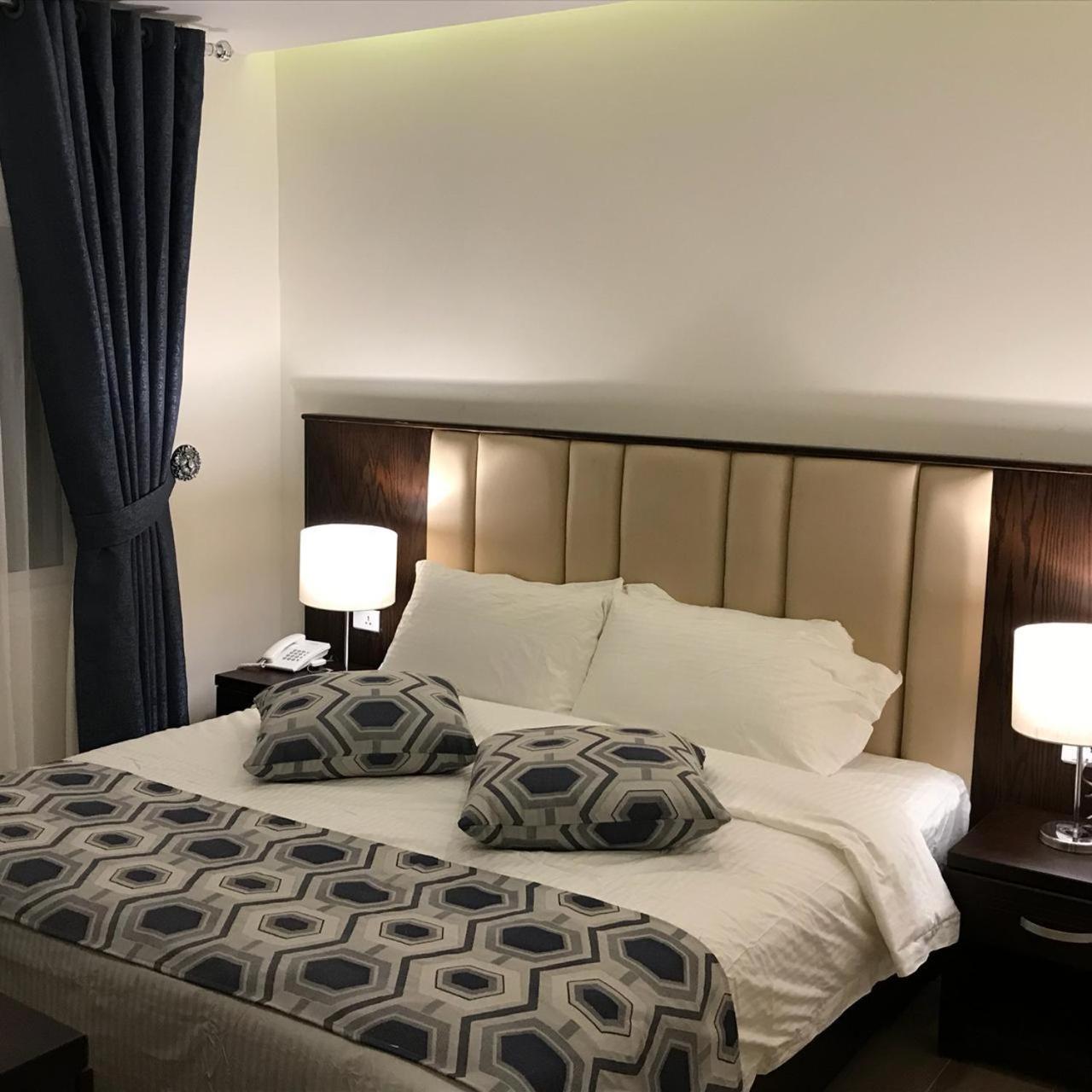 Deluxe King Room - Photo 5