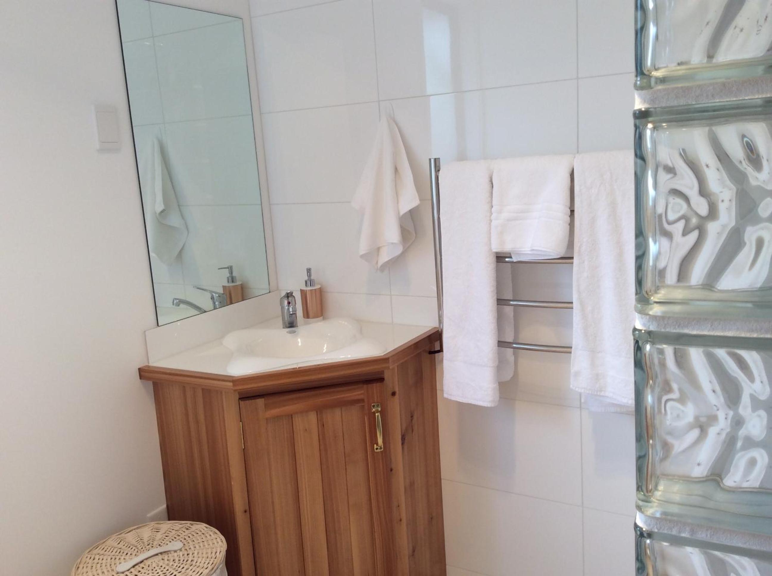 Deluxe Queen Suite - Photo 3
