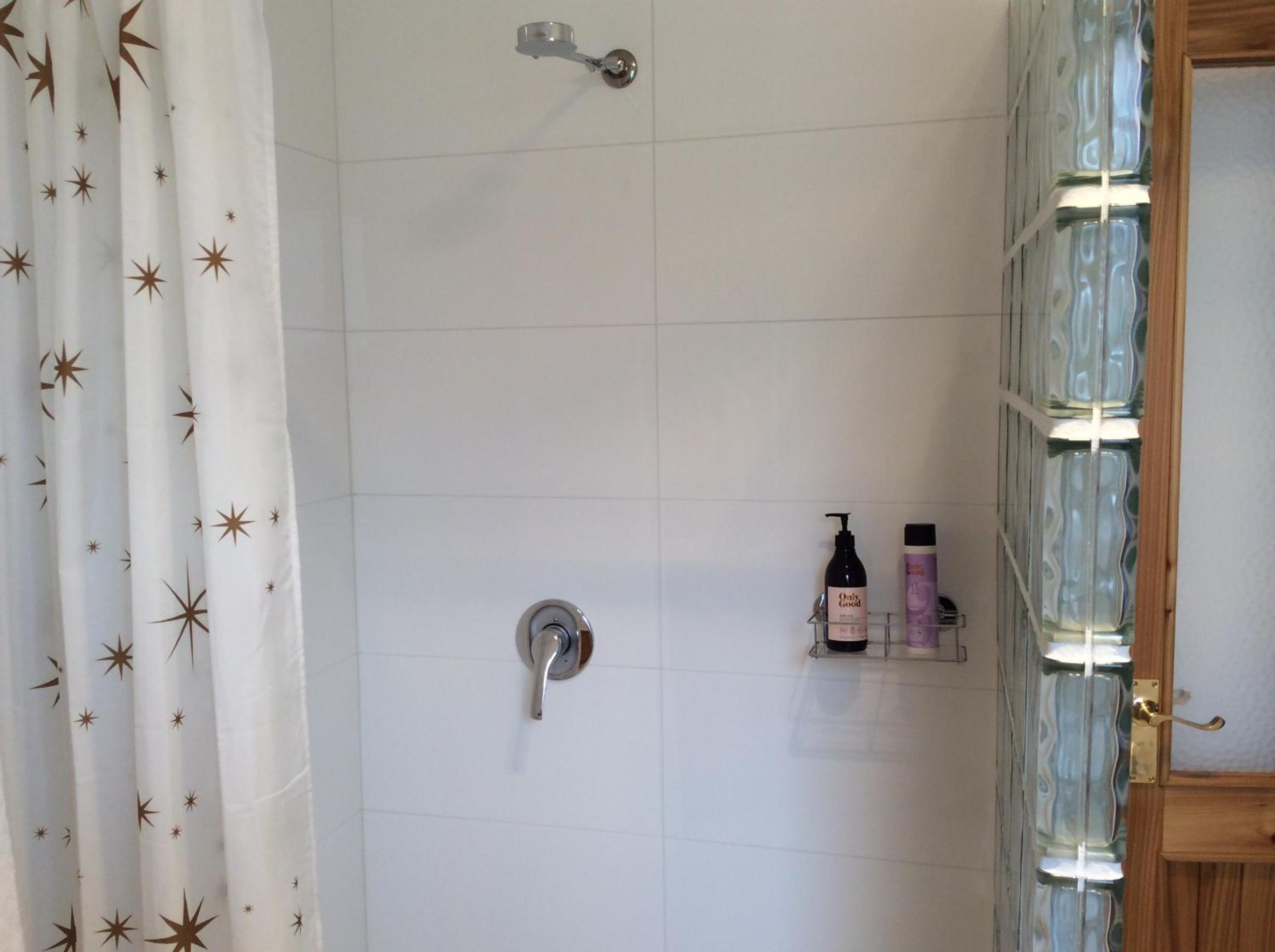 Deluxe Queen Suite - Photo 2