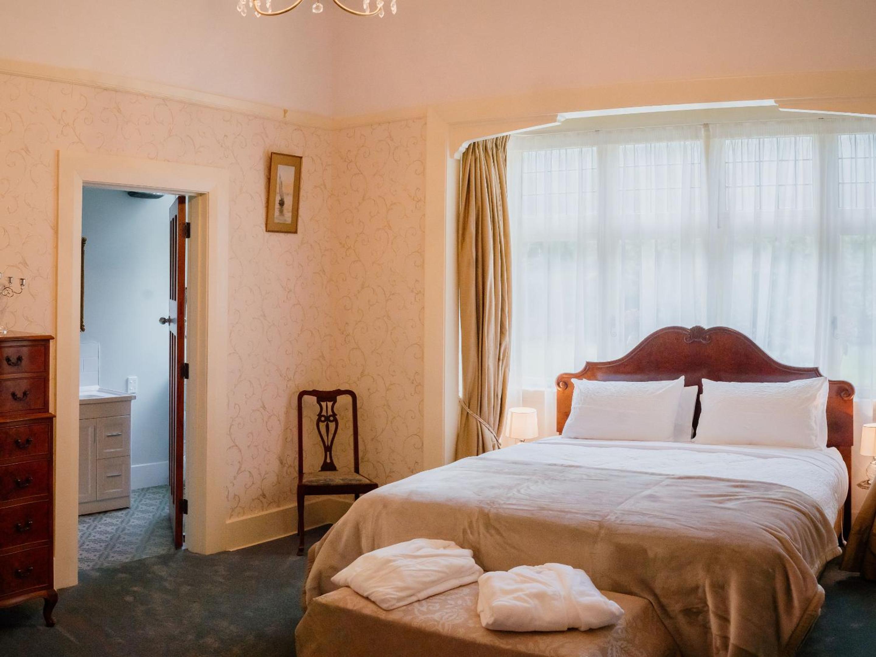 Deluxe King Room photo 1