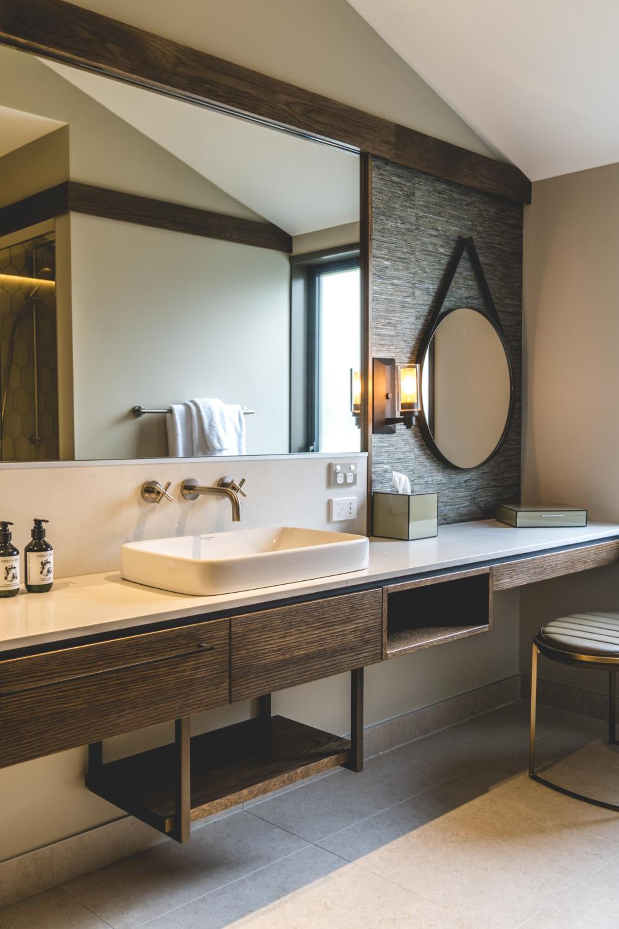 Superior King Room - Photo 12