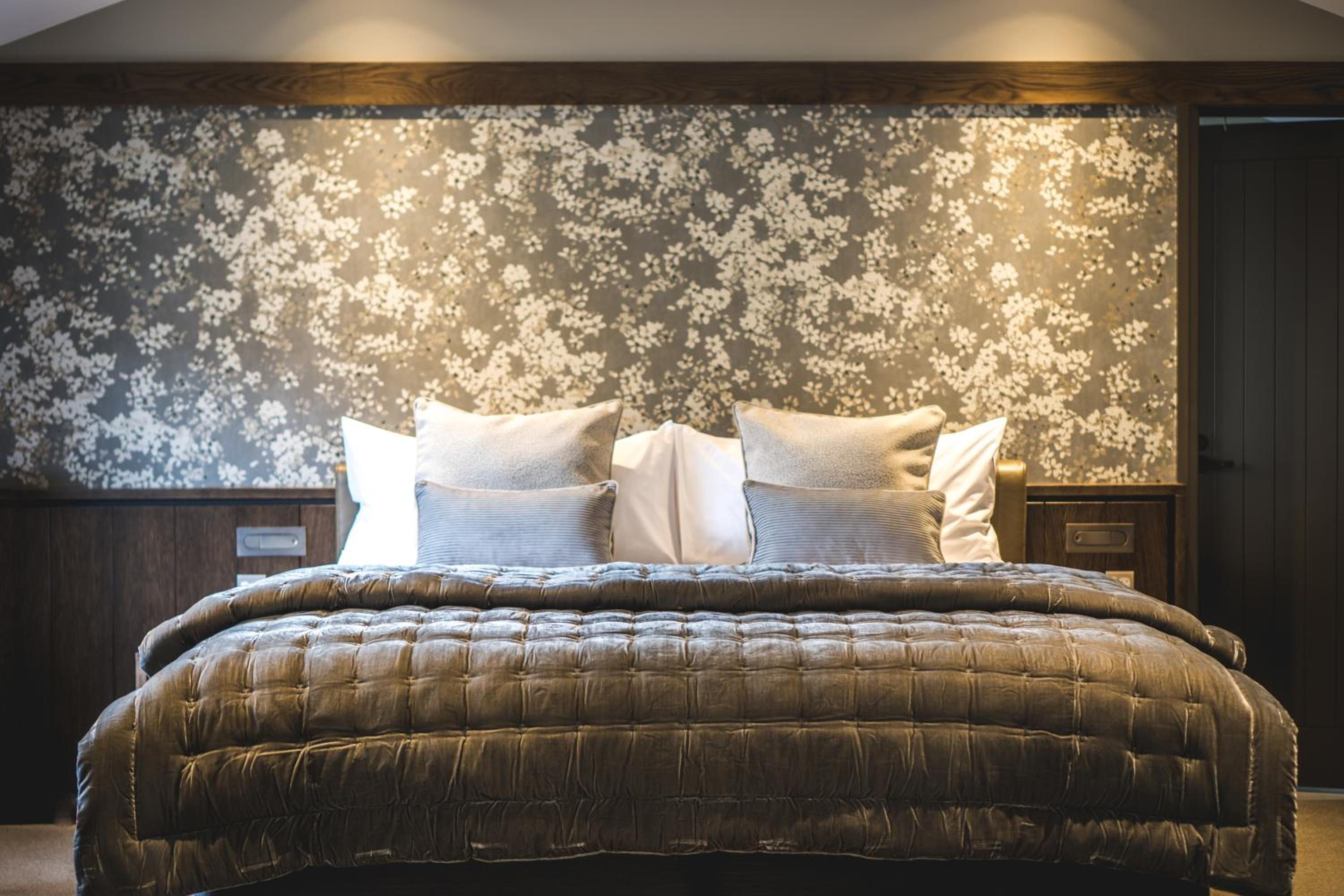 Superior King Room - Photo 13