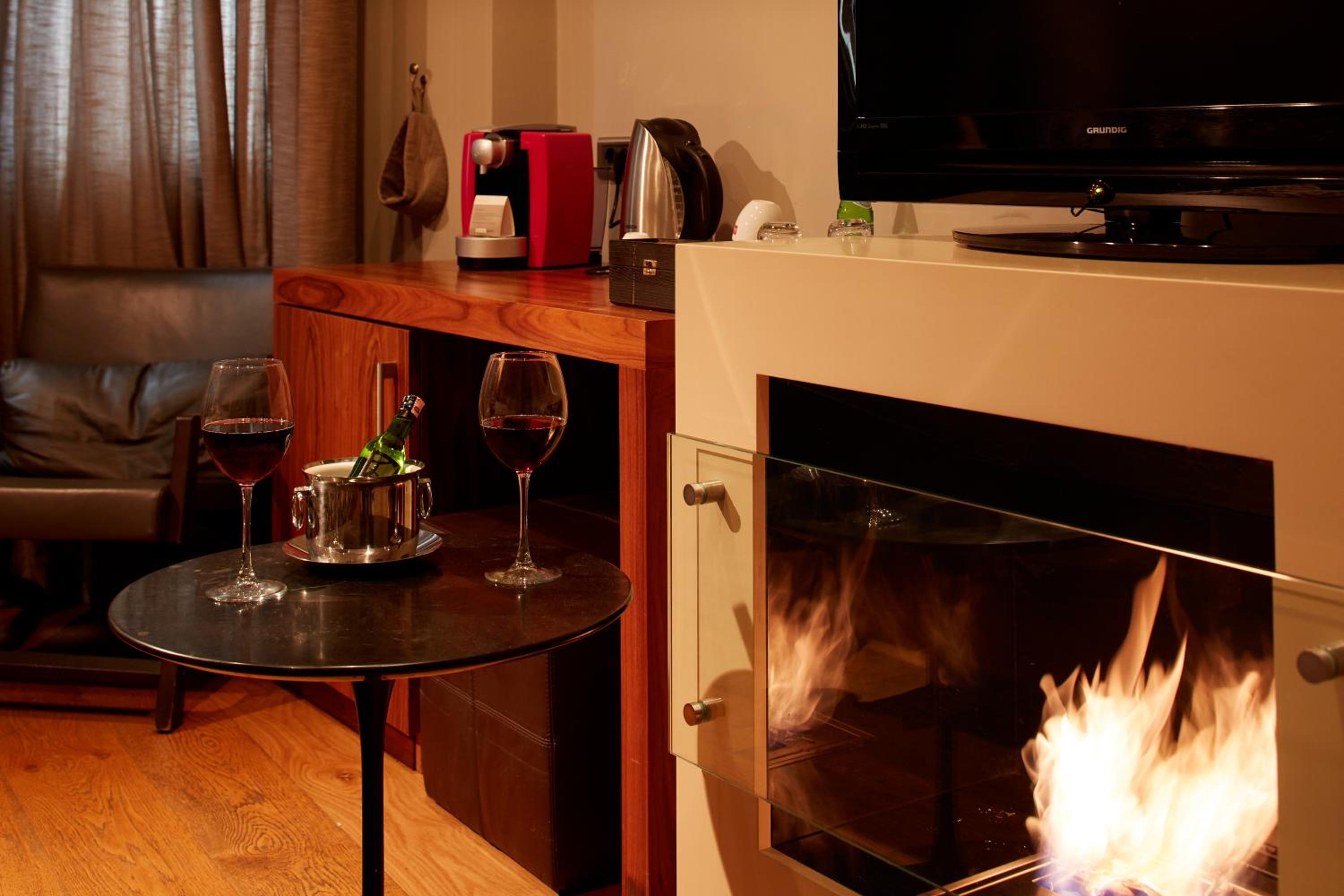 King Suite with Fireplace photo 1