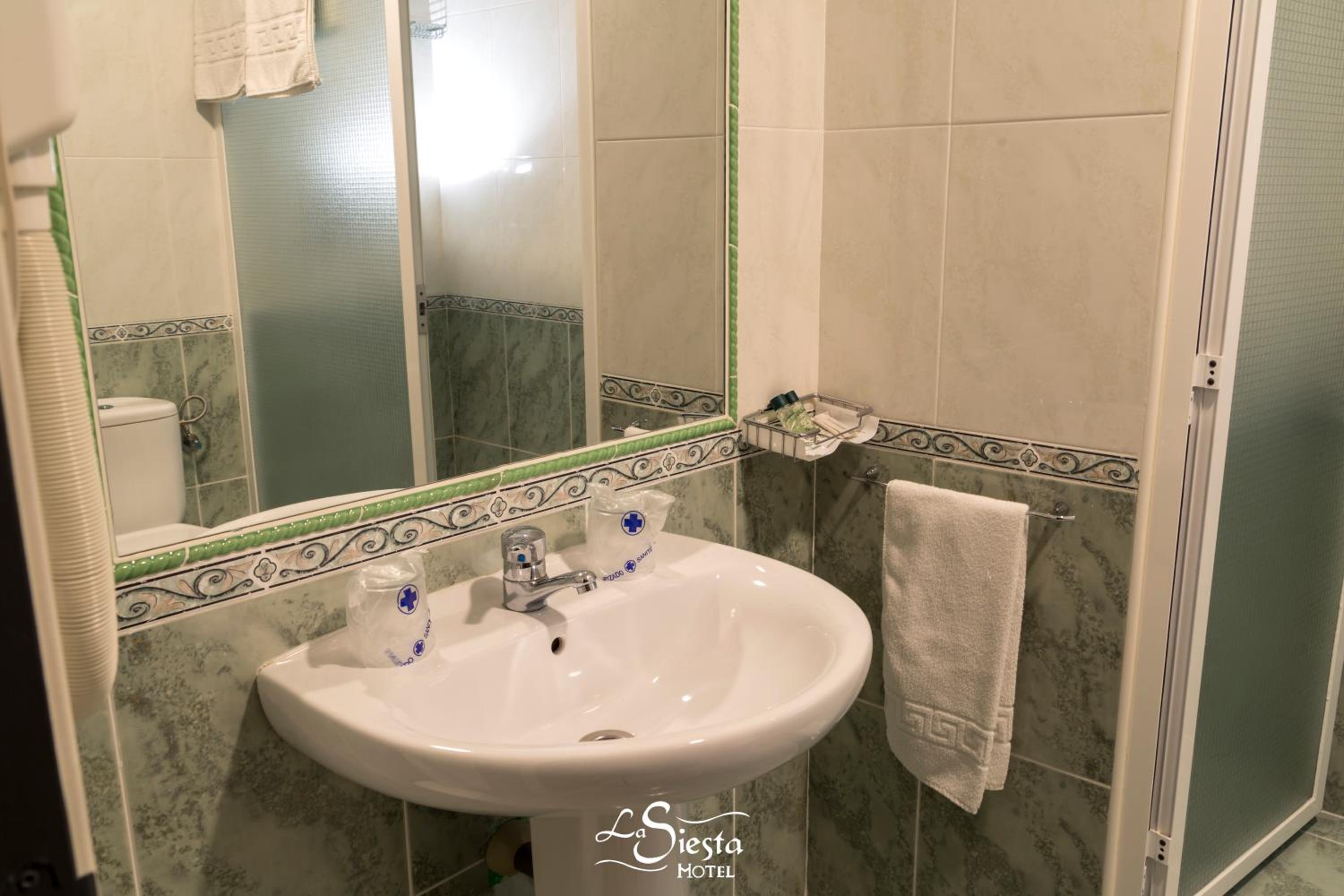 Standard Double Room - Photo 9