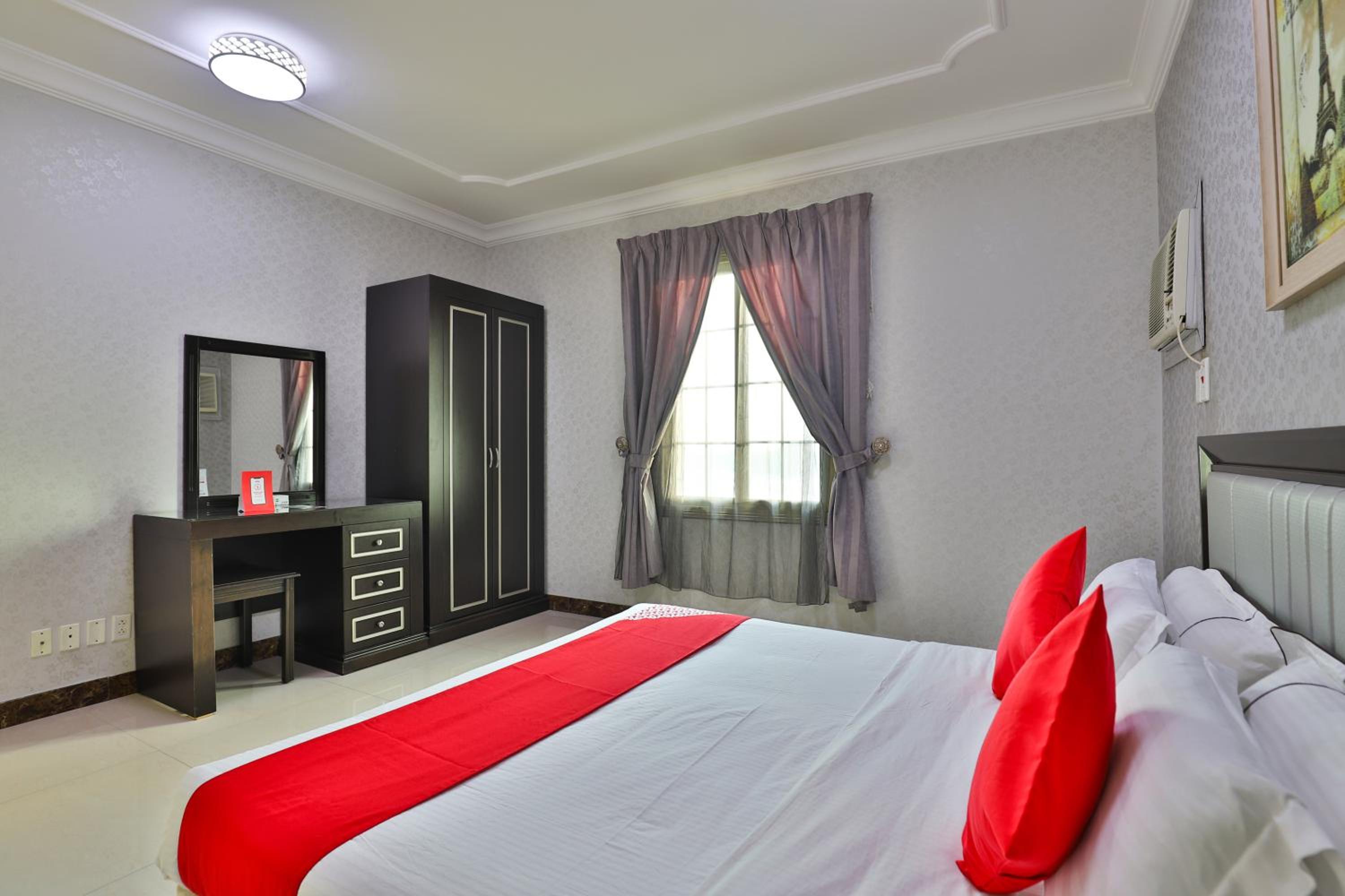 Two-Bedroom Deluxe Apartment - Photo 3