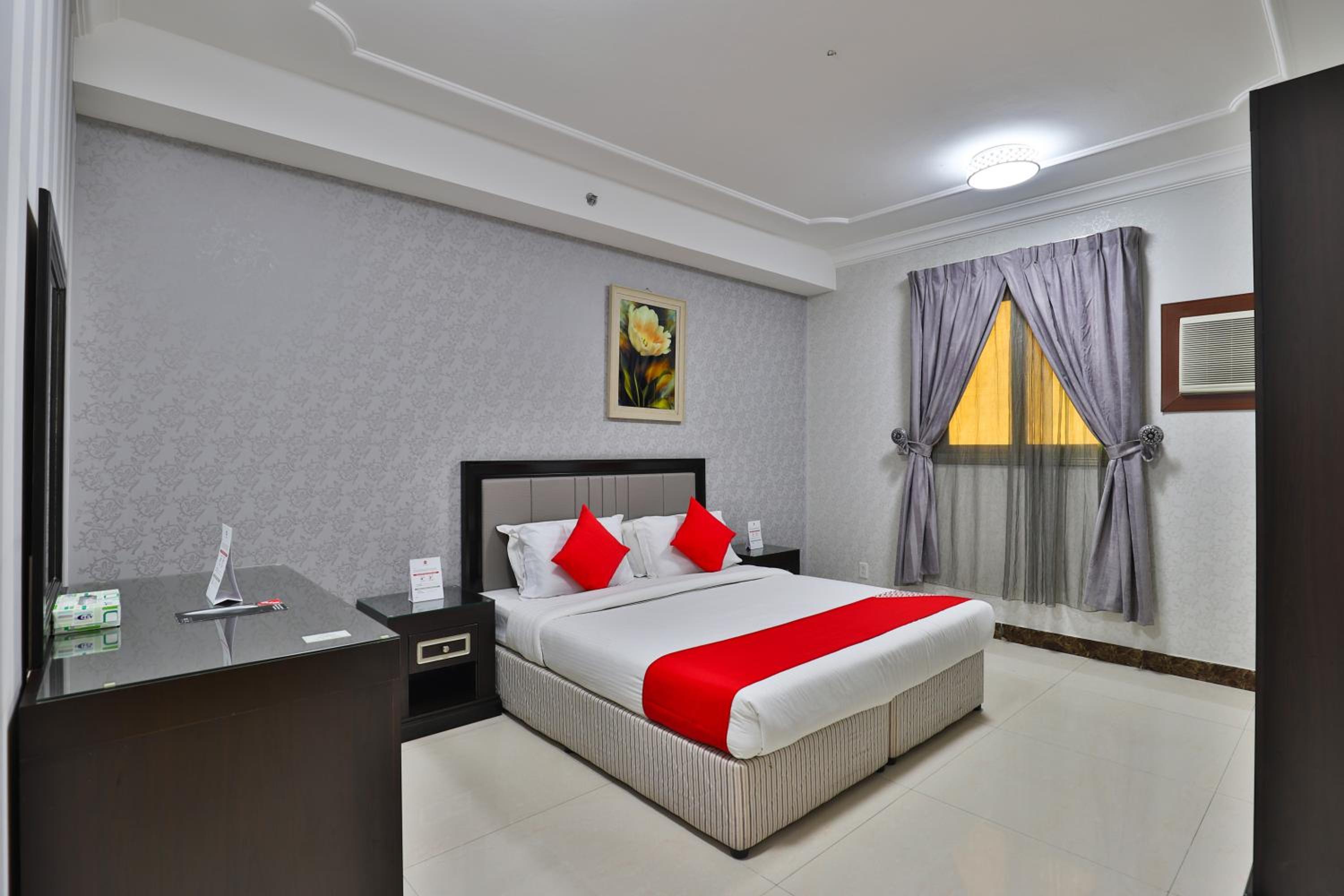 One-Bedroom Deluxe Apartment - Photo 2