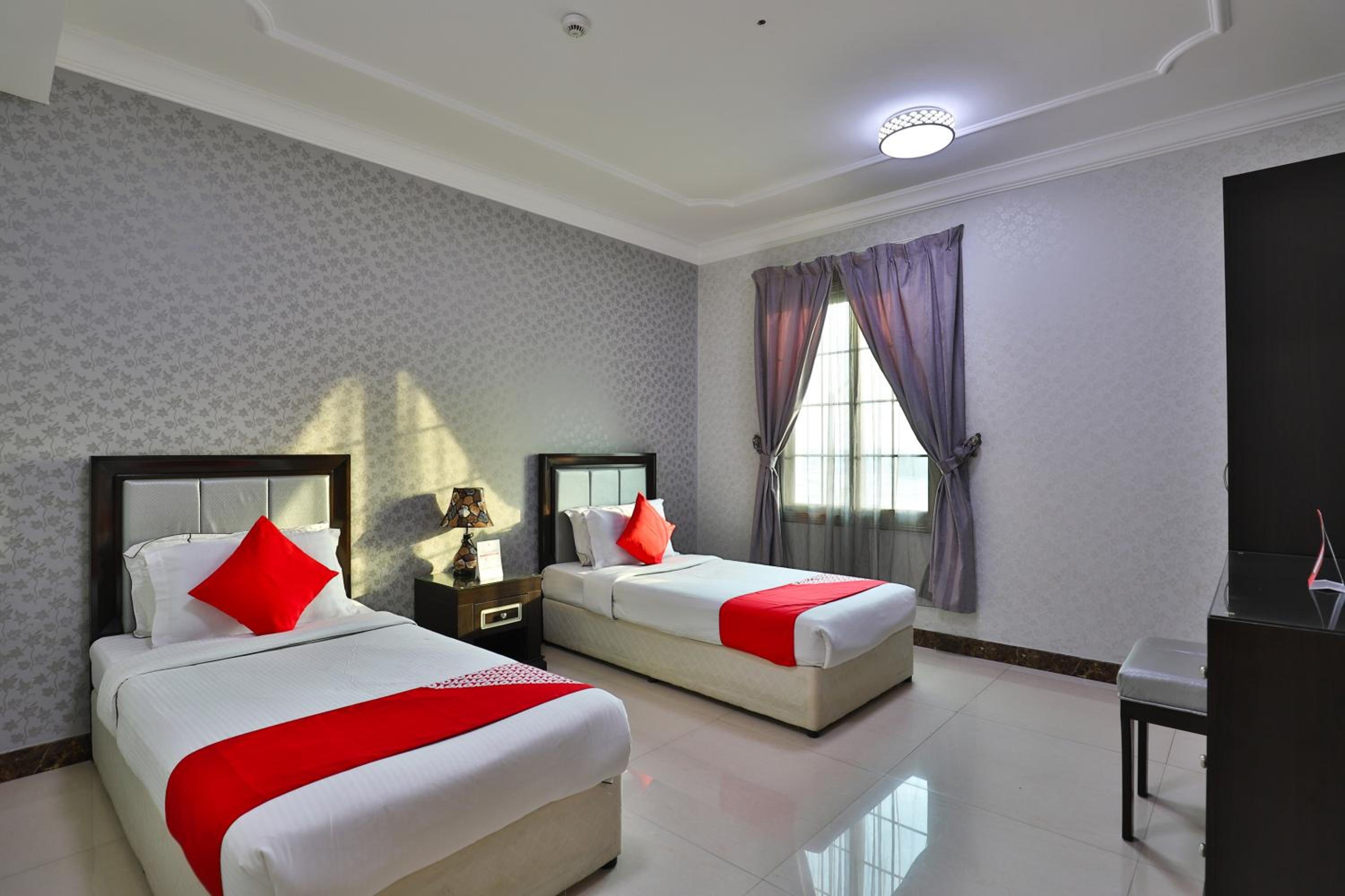 Two-Bedroom Deluxe Apartment - Photo 2