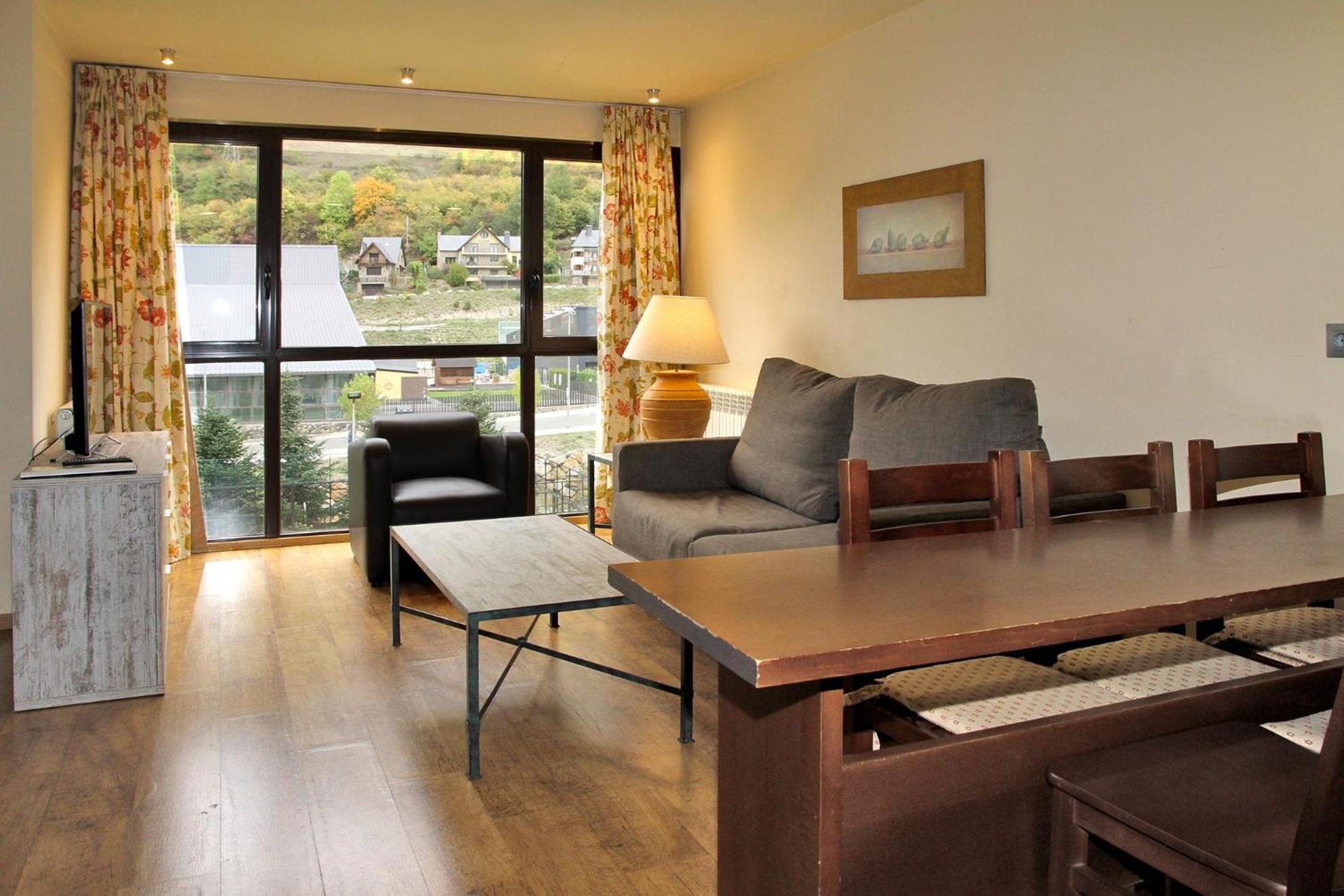 Family Apartment with Mountain View photo 2