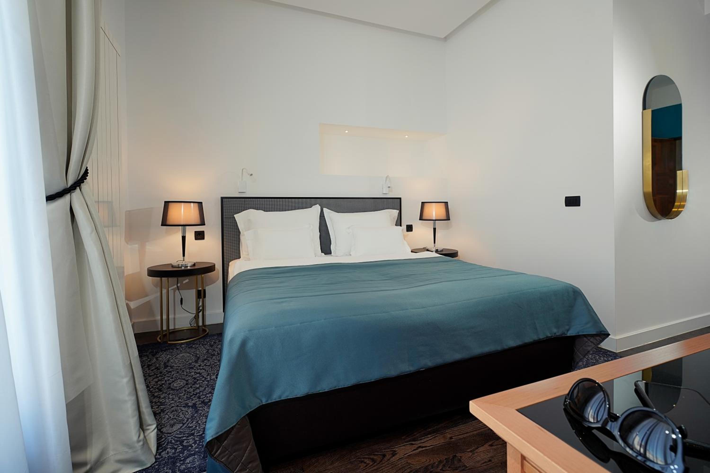 Executive Suite - Photo 1
