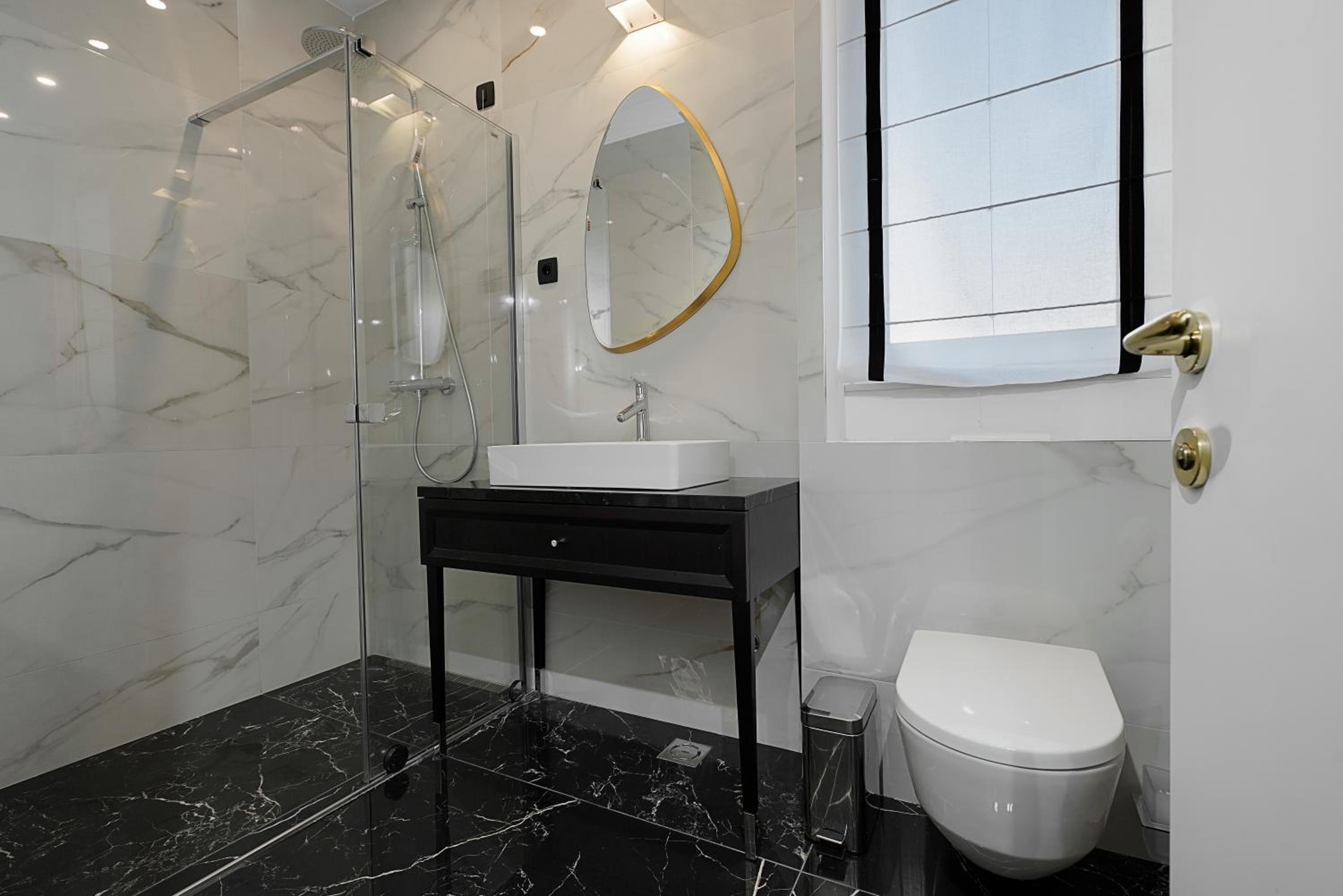 Executive Suite - Photo 3