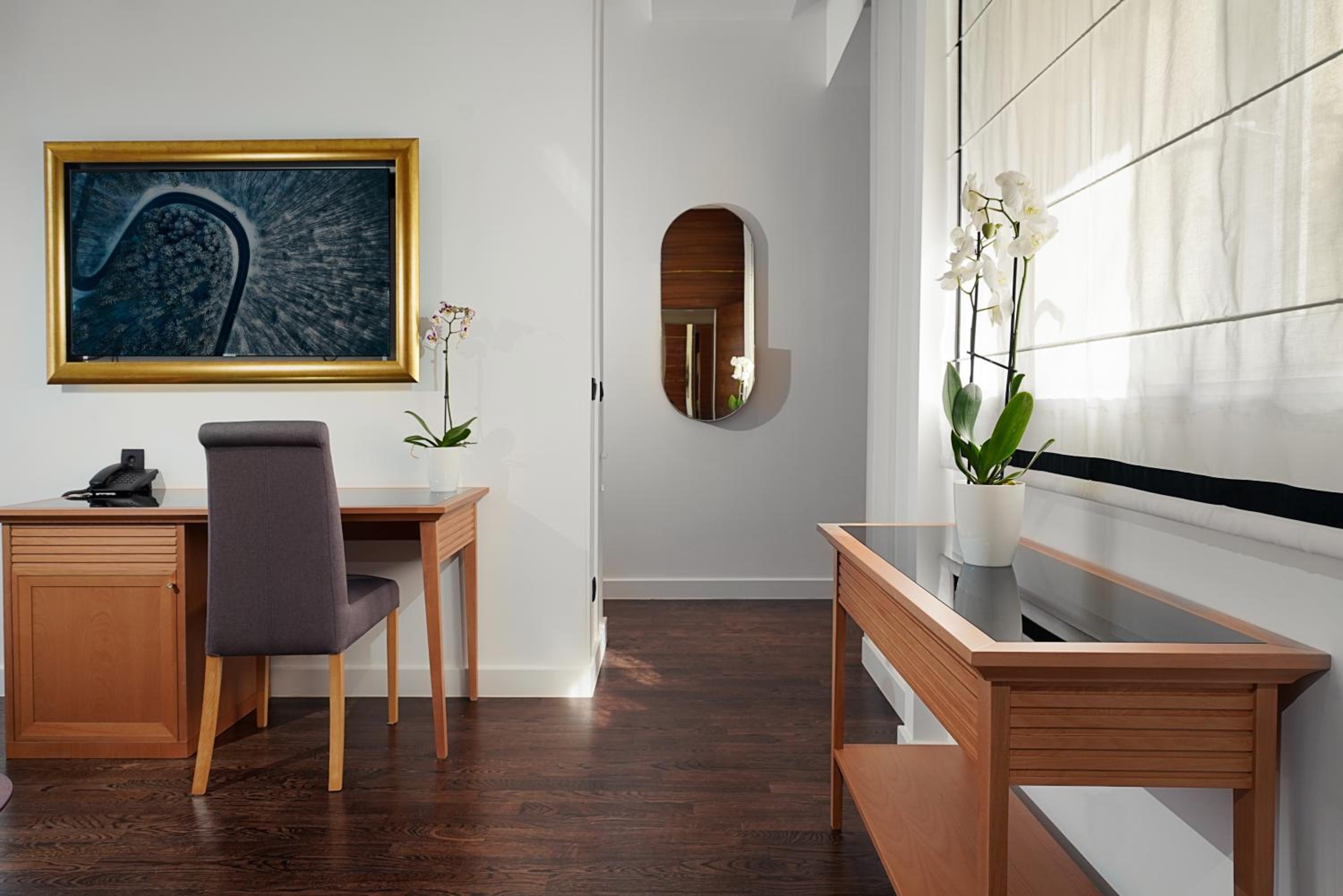Executive Suite - Photo 2