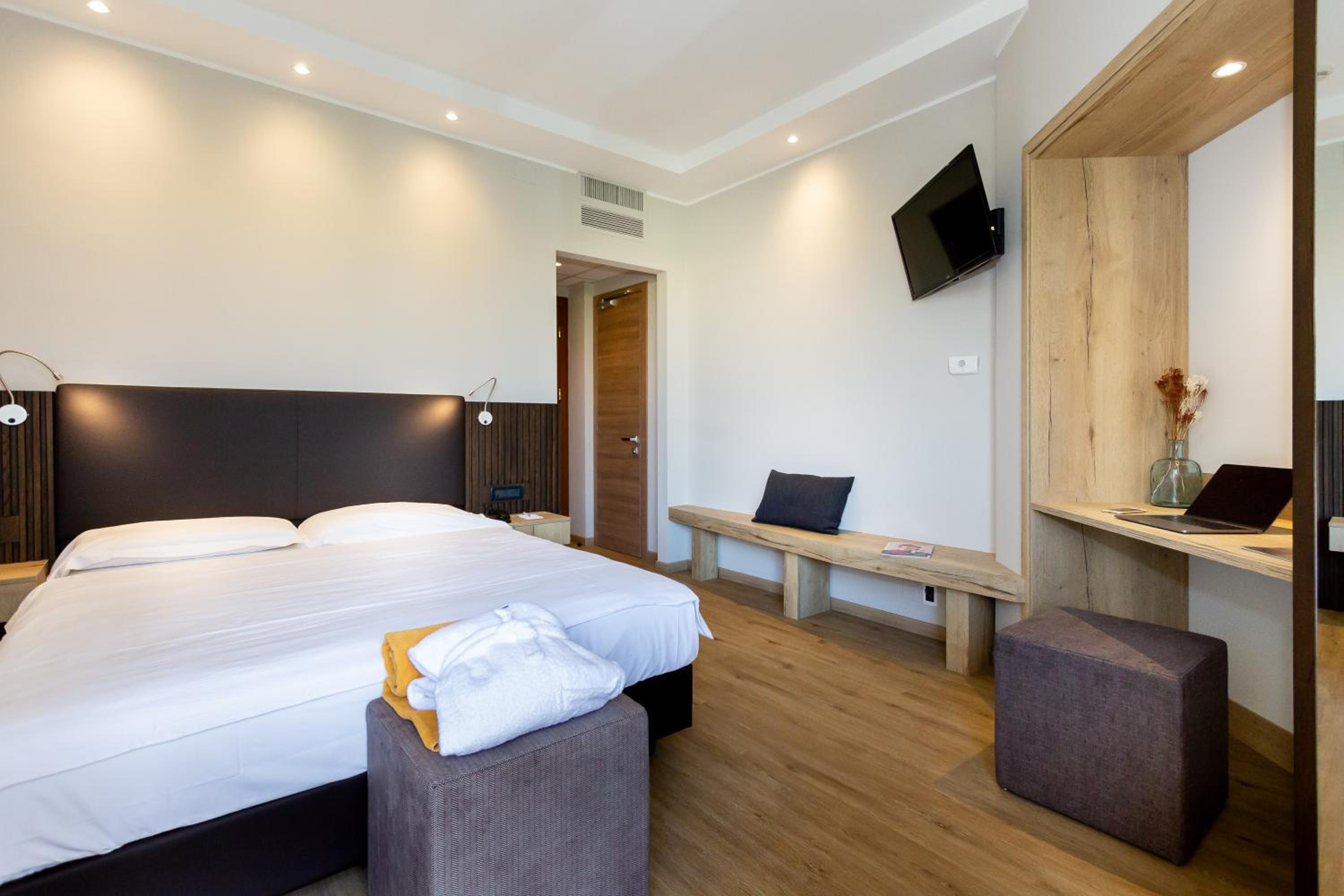 Queen Room with Balcony photo 1