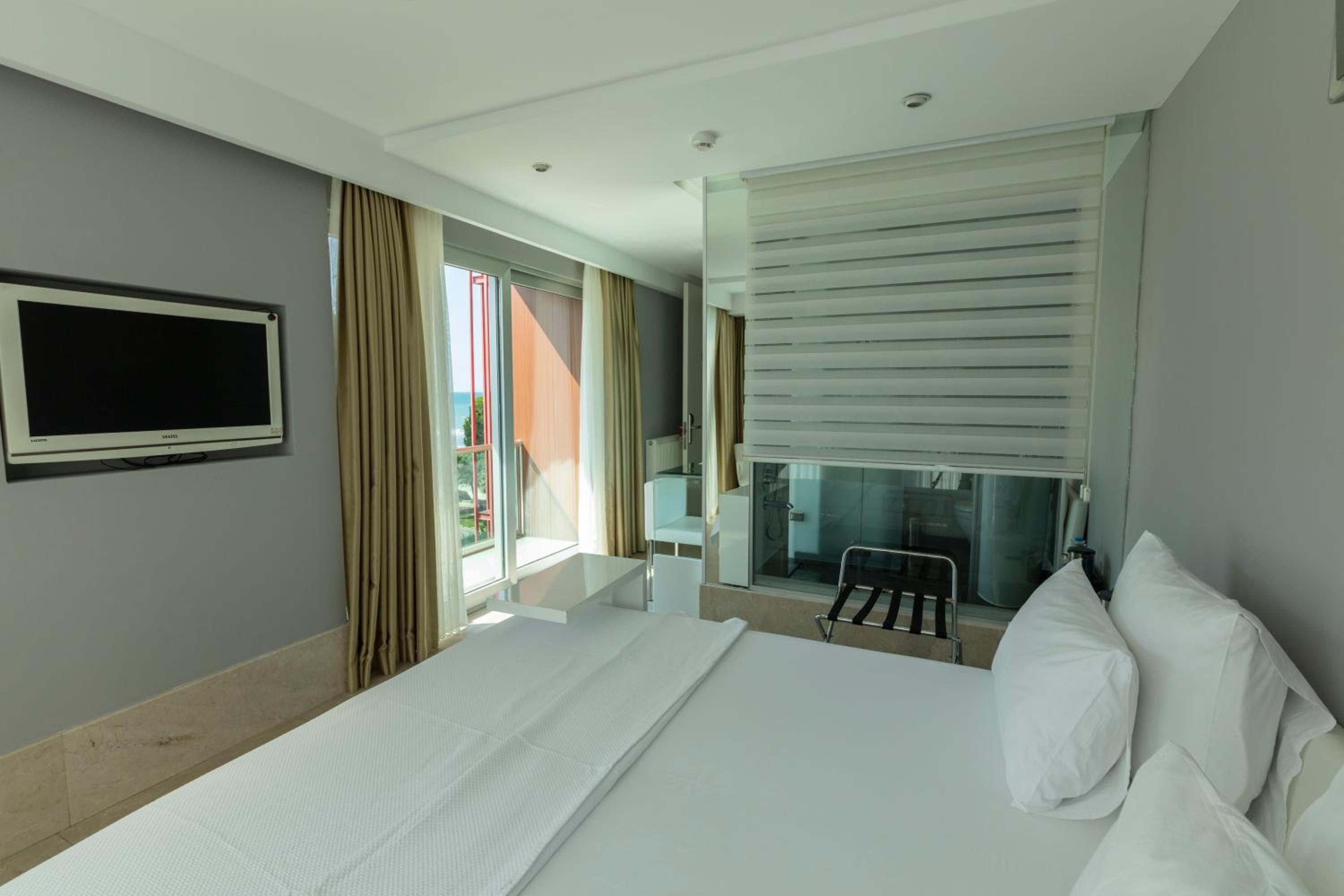 Standard Double Room with Garden View - Photo 11
