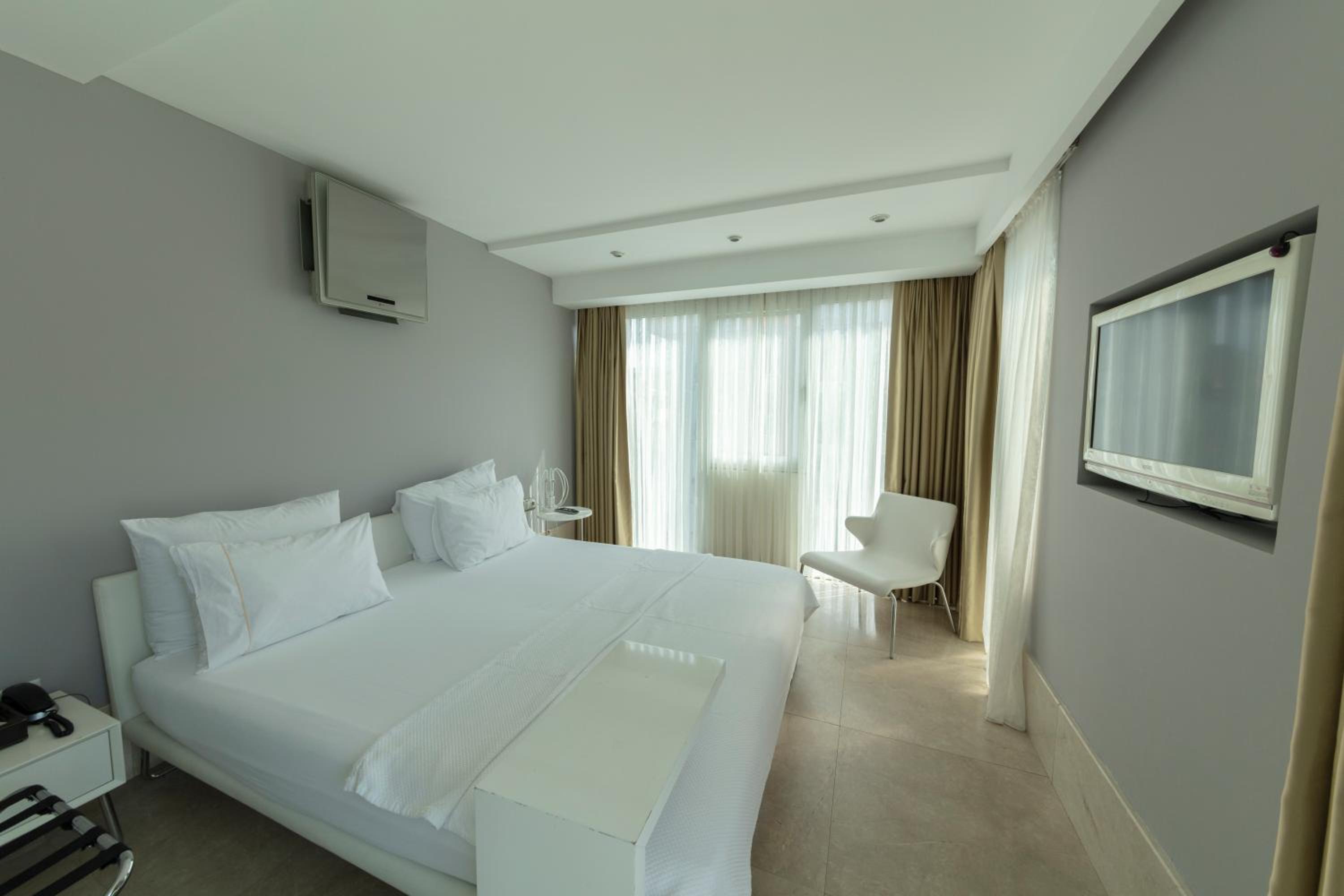 Standard Double Room with Garden View - Photo 4