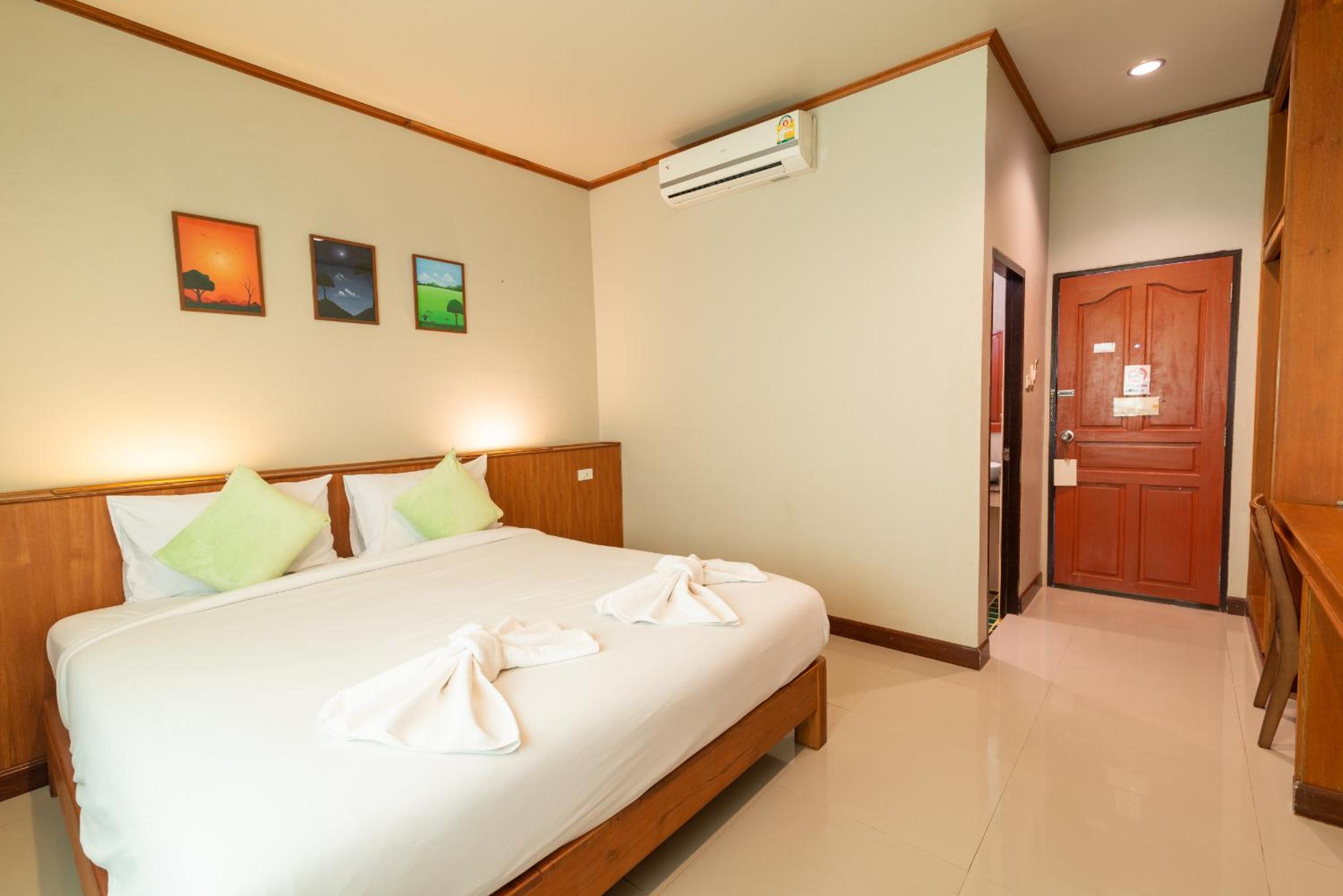 Deluxe Double Room Street View - Photo 11
