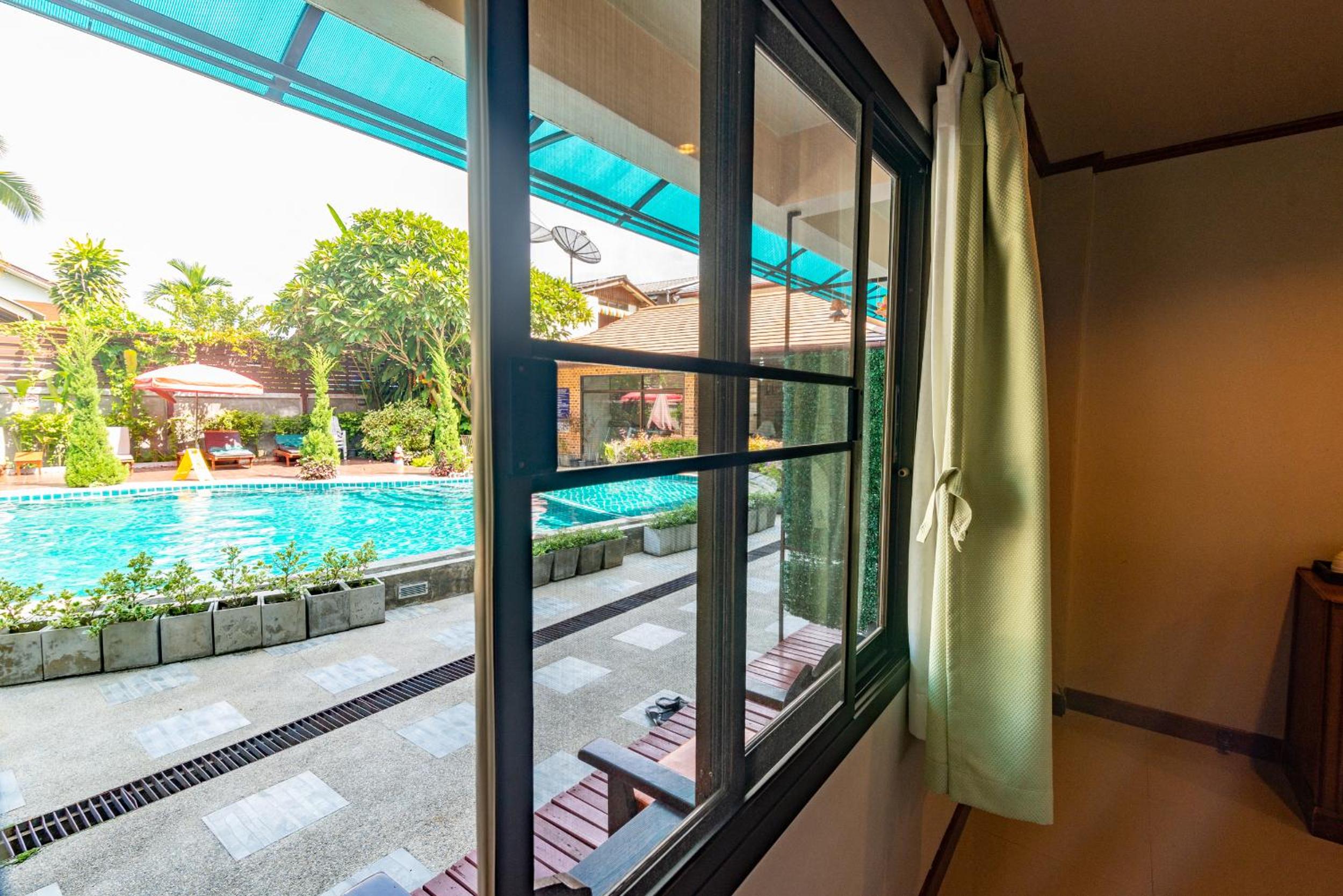 Deluxe Double Room with Pool View - Photo 8