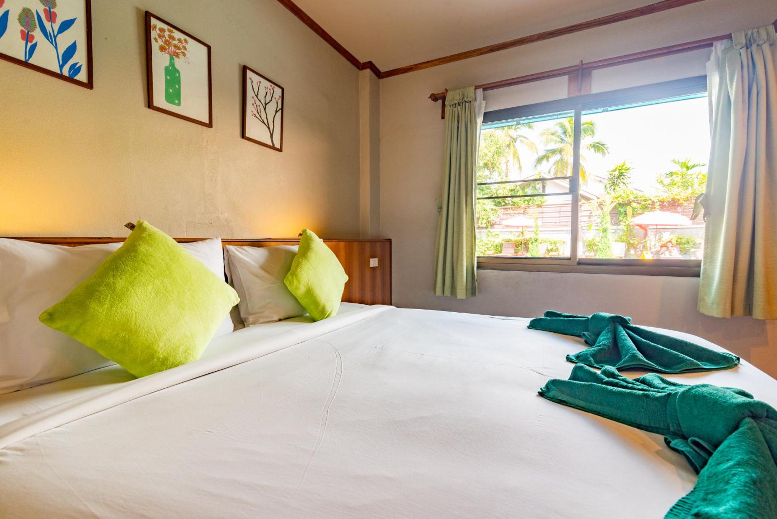 Deluxe Double Room with Pool View - Photo 12