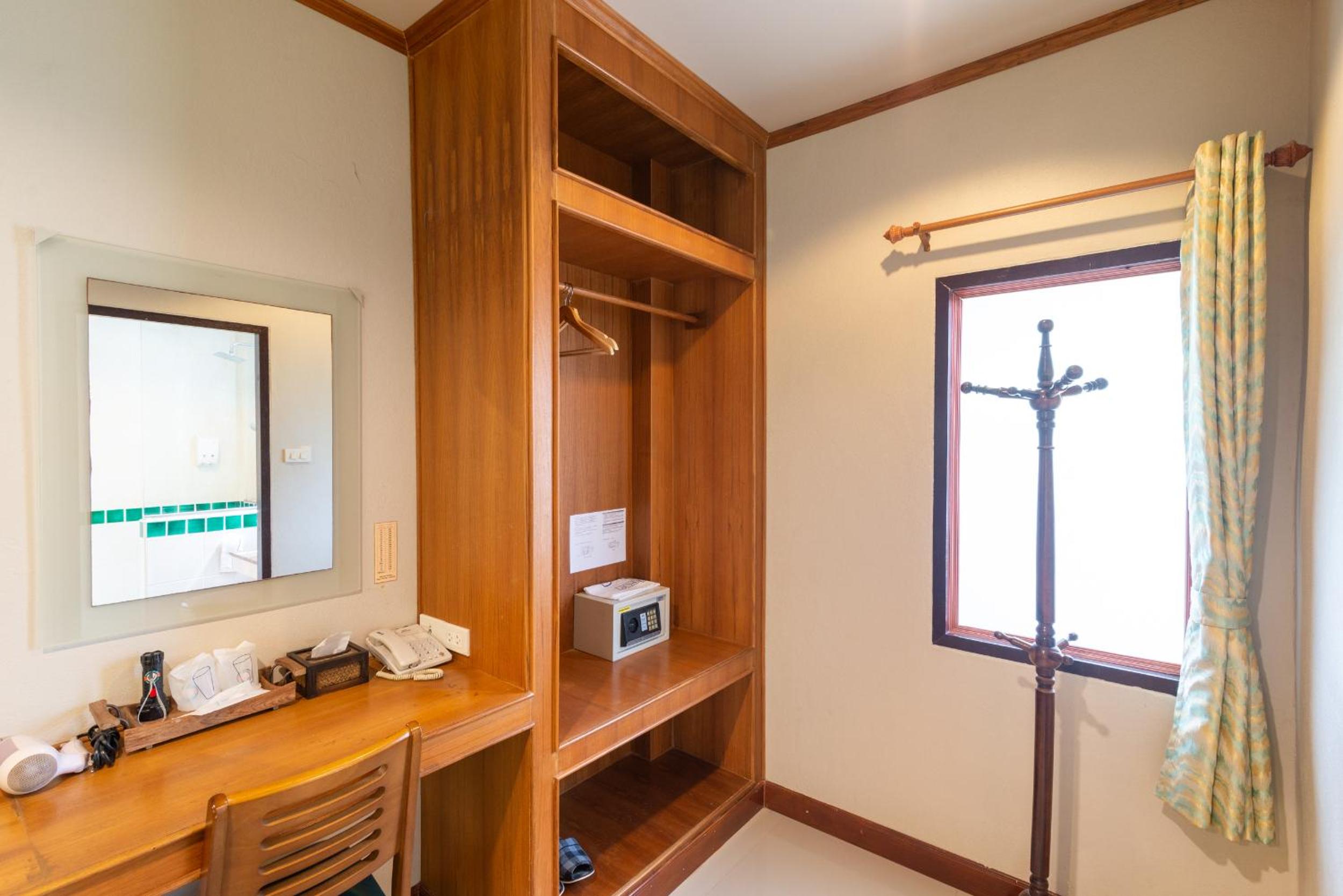 Deluxe Double Room with Pool View - Photo 6