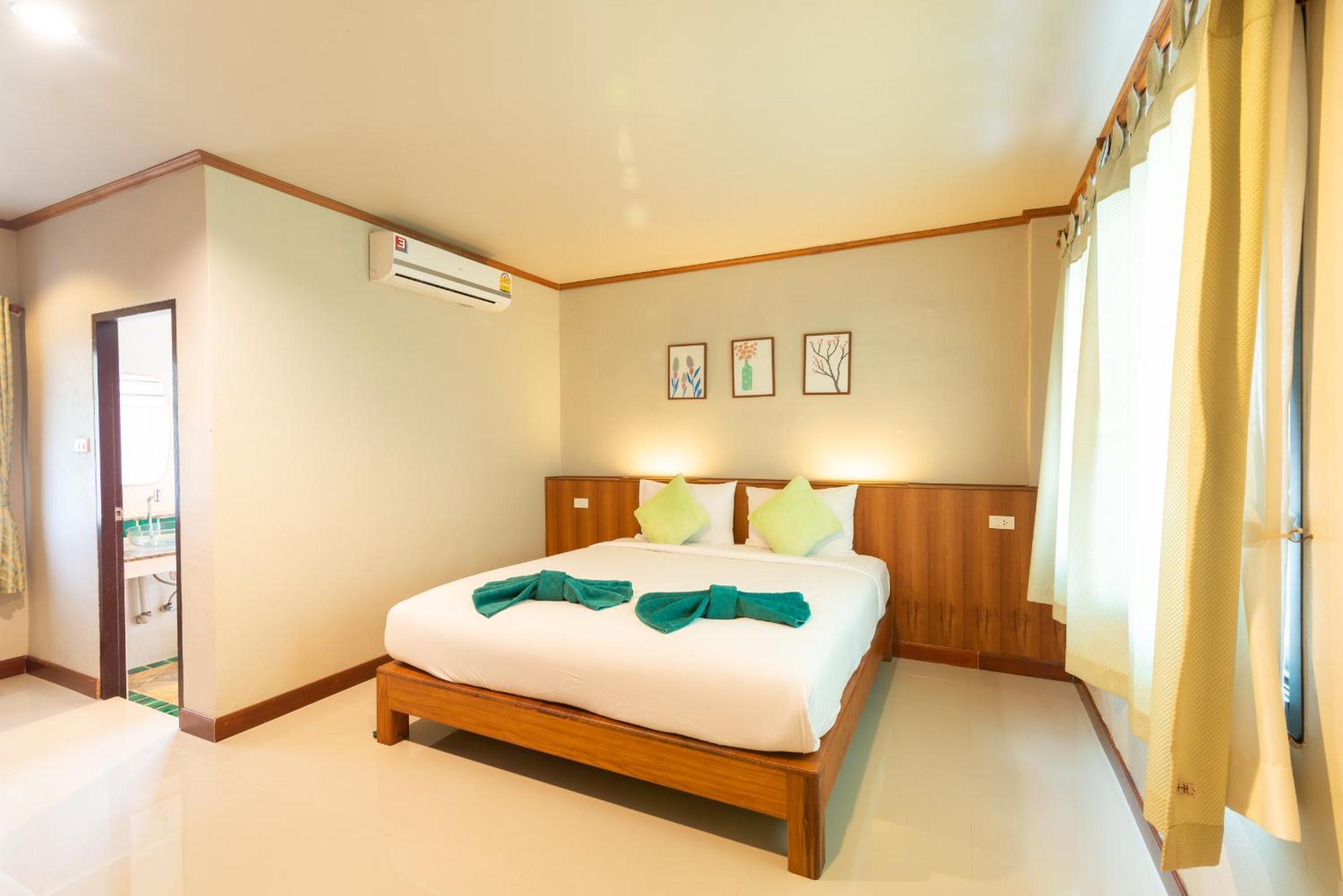 Deluxe Double Room with Pool View - Photo 11