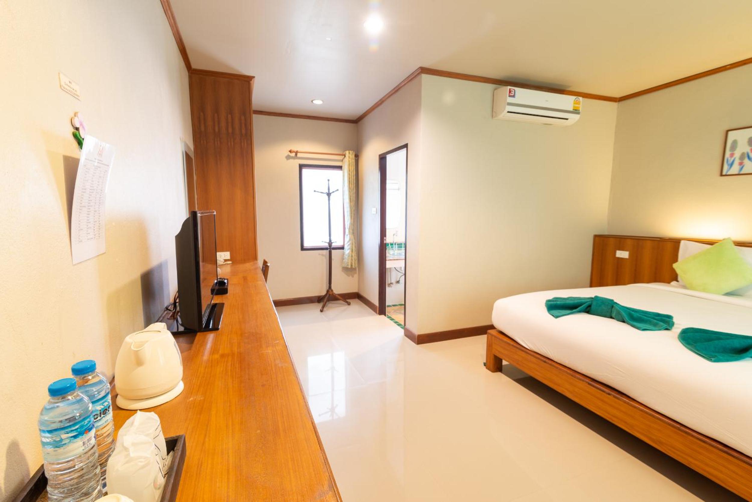 Deluxe Double Room with Pool View - Photo 10