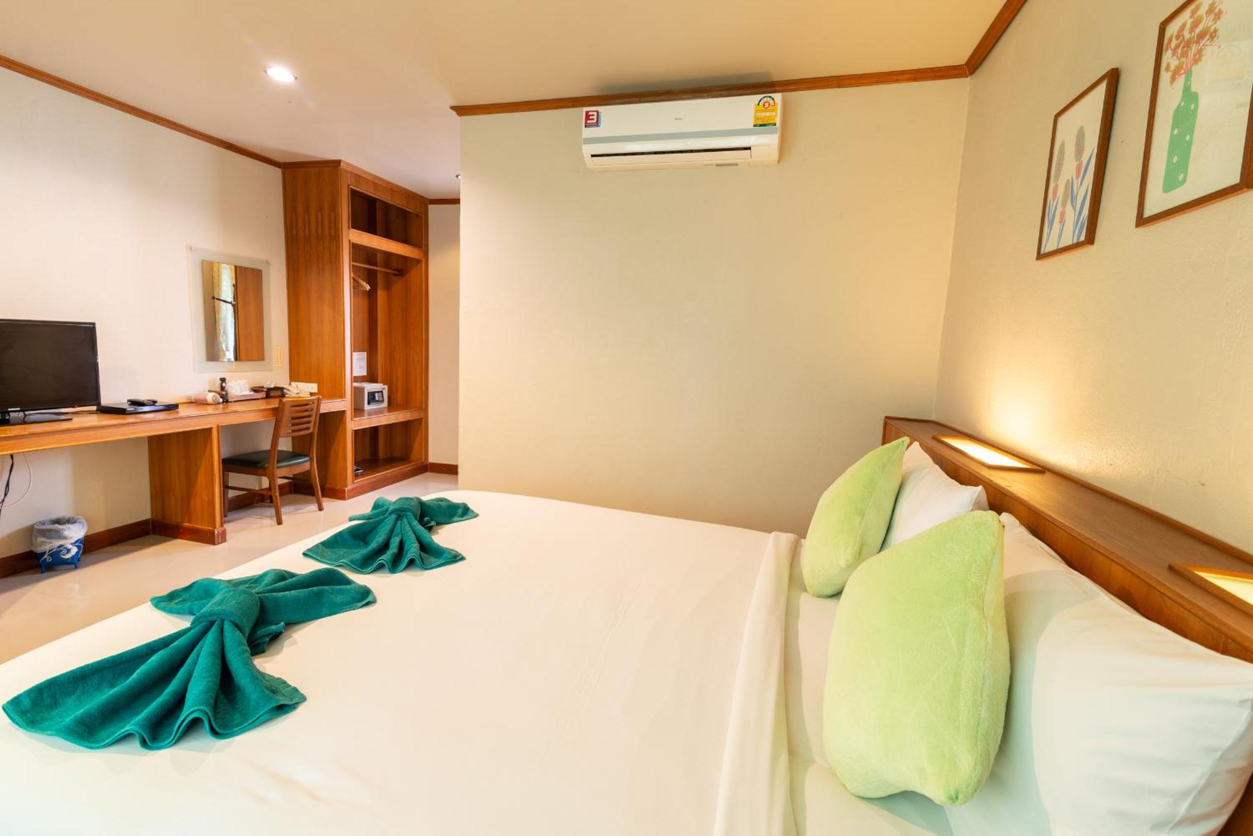 Deluxe Double Room with Pool View - Photo 9