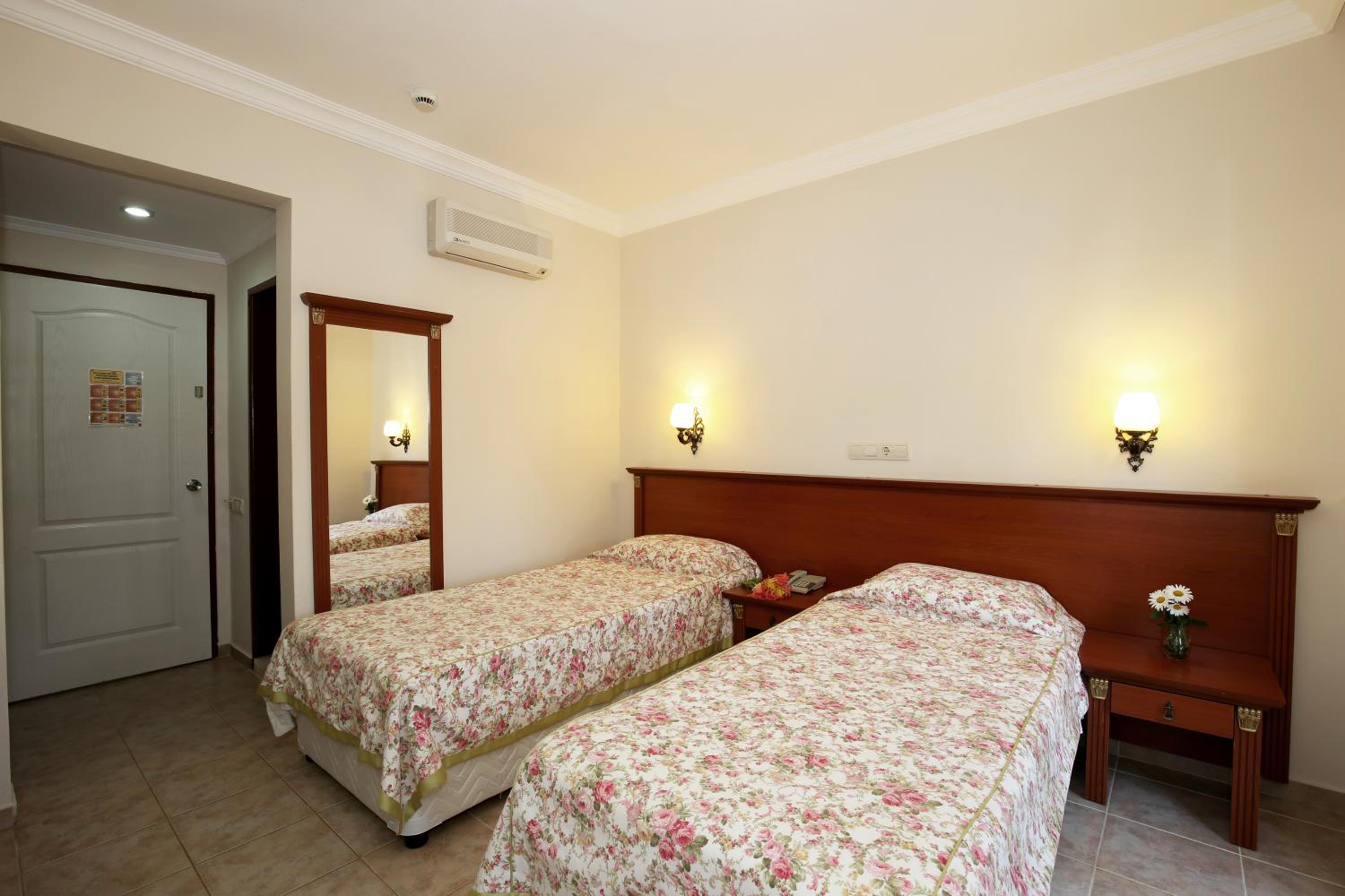 Double Or Twin Room With Garden View photo 3