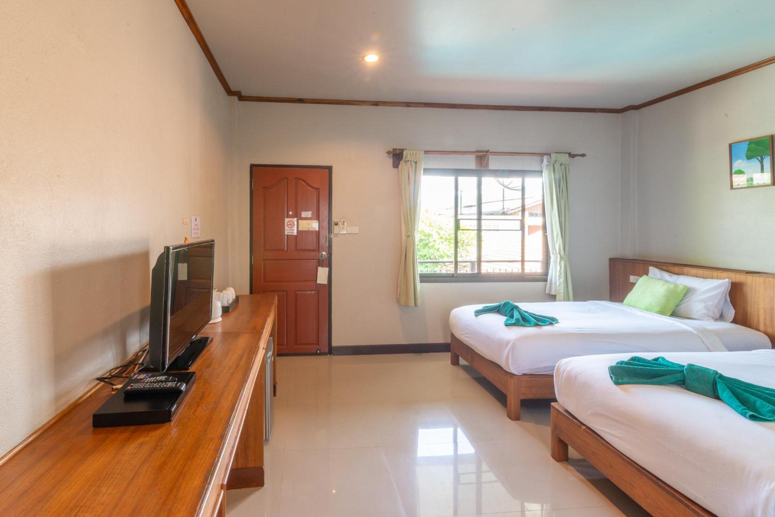 Deluxe Twin Room with Pool View - Photo 11