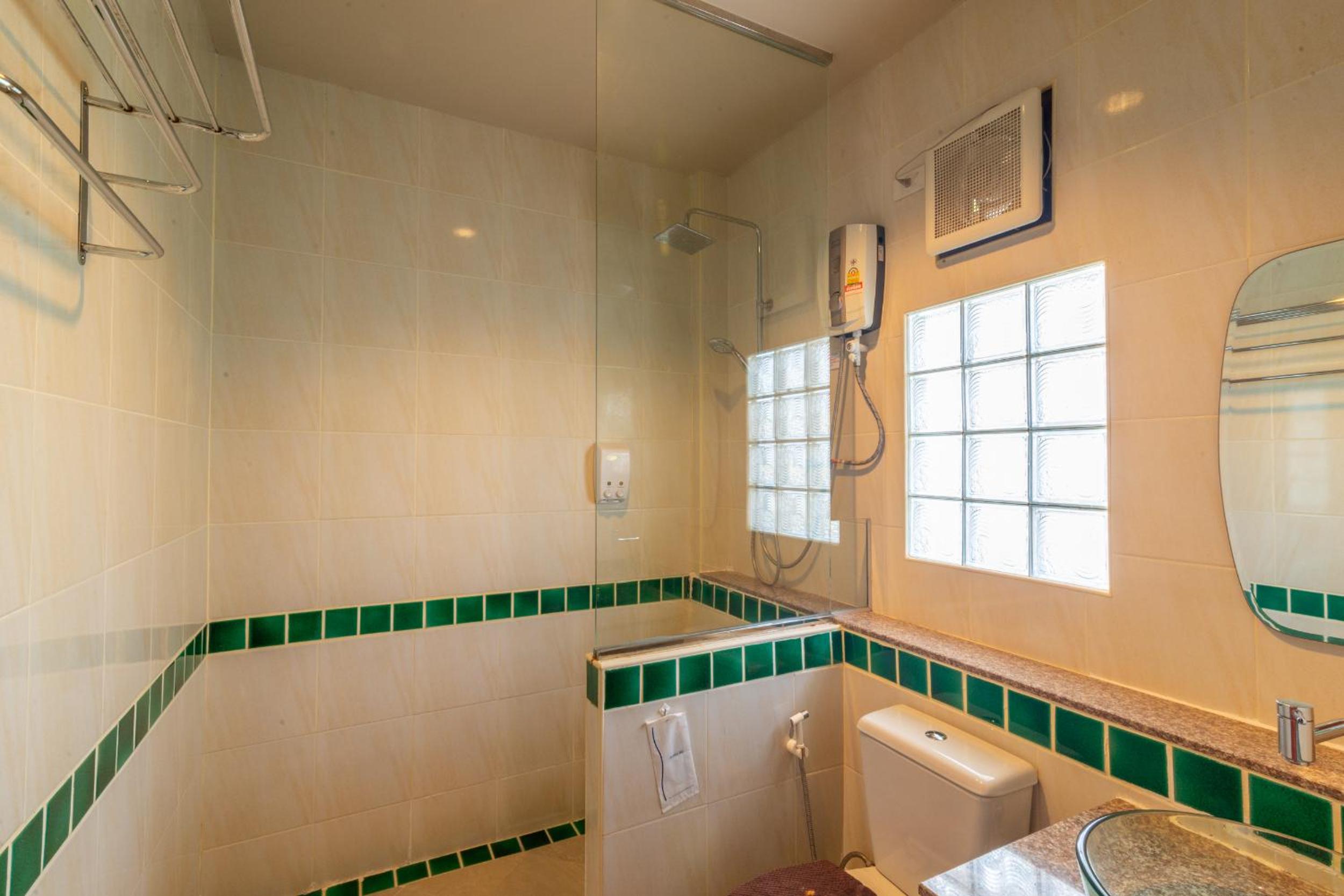 Deluxe Twin Room with Pool View - Photo 10