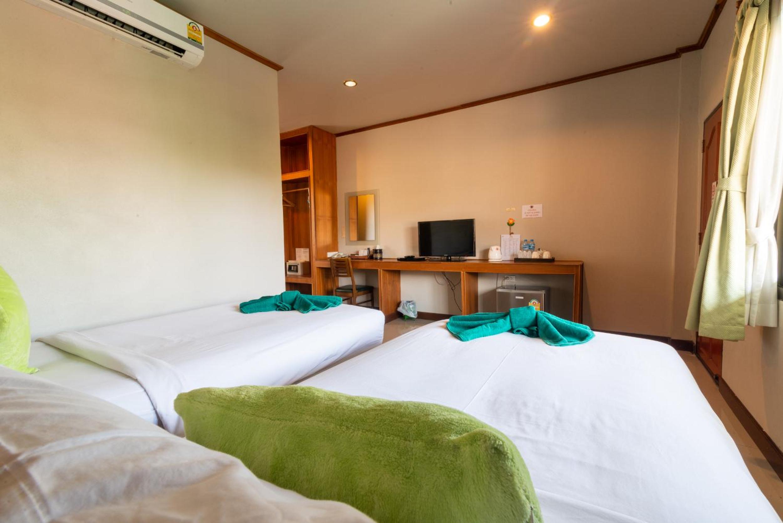 Deluxe Twin Room with Pool View - Photo 9