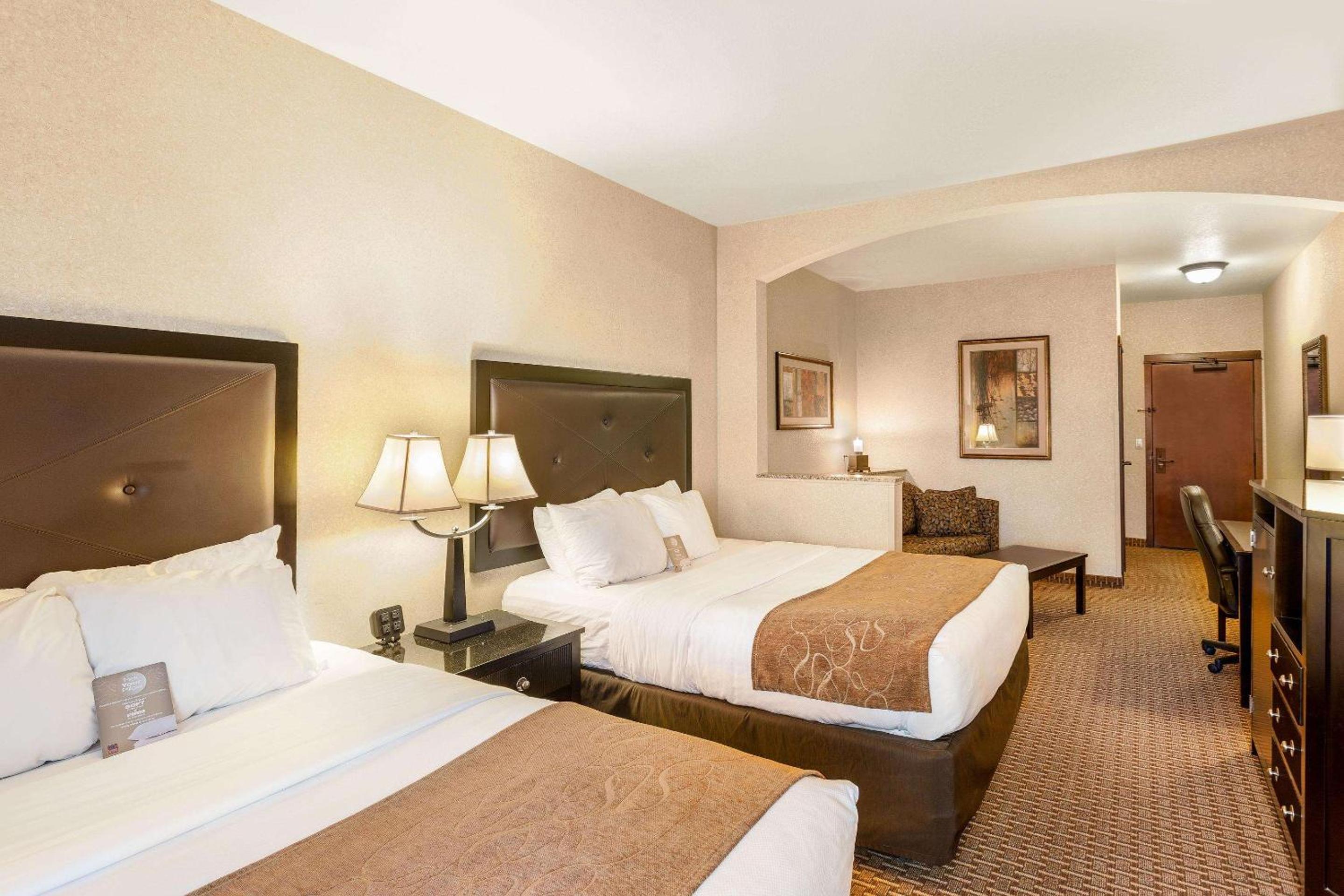 Queen Suite with Two Queen Beds - Photo 2