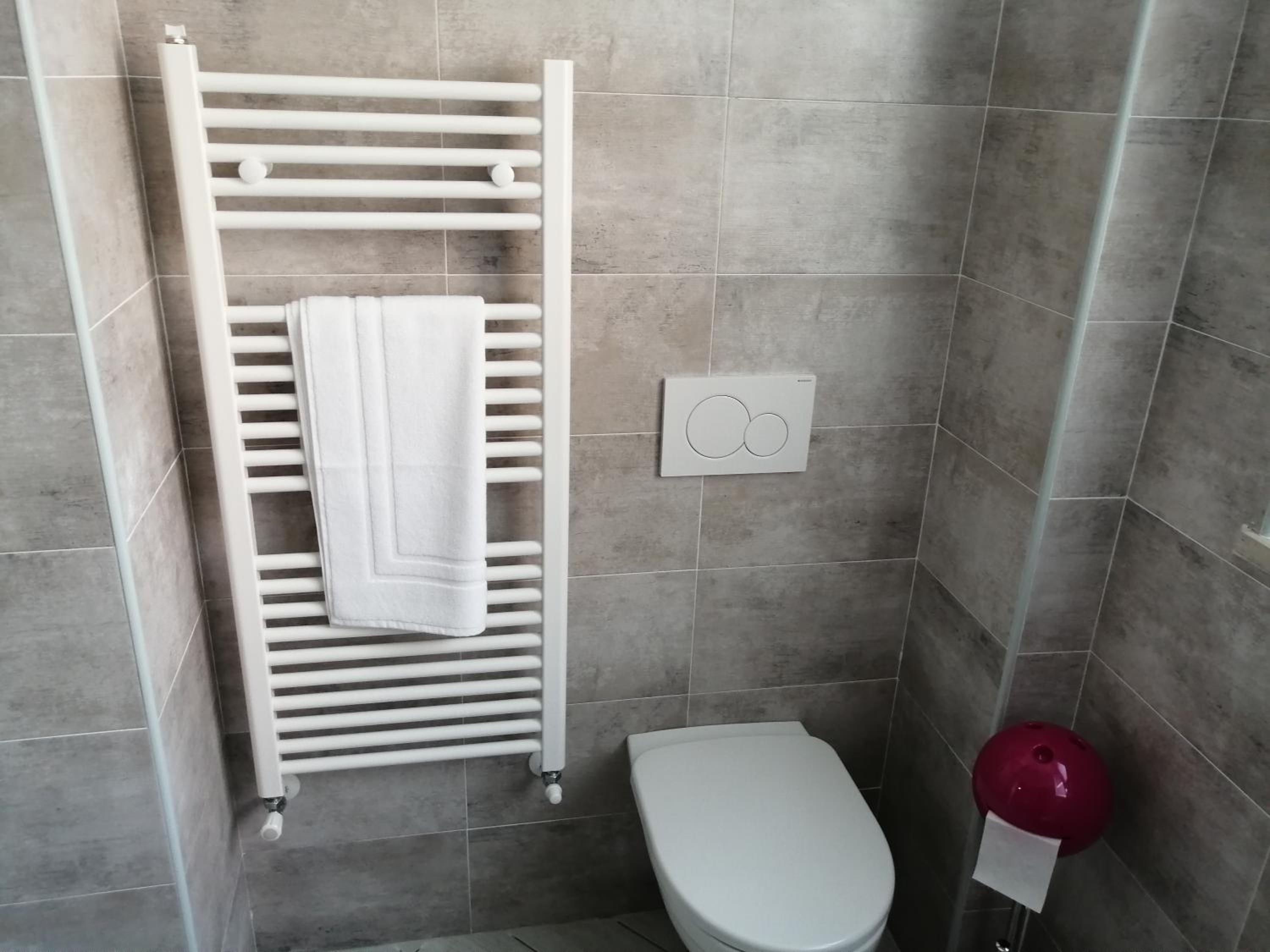 One-Bedroom Apartment - Photo 2