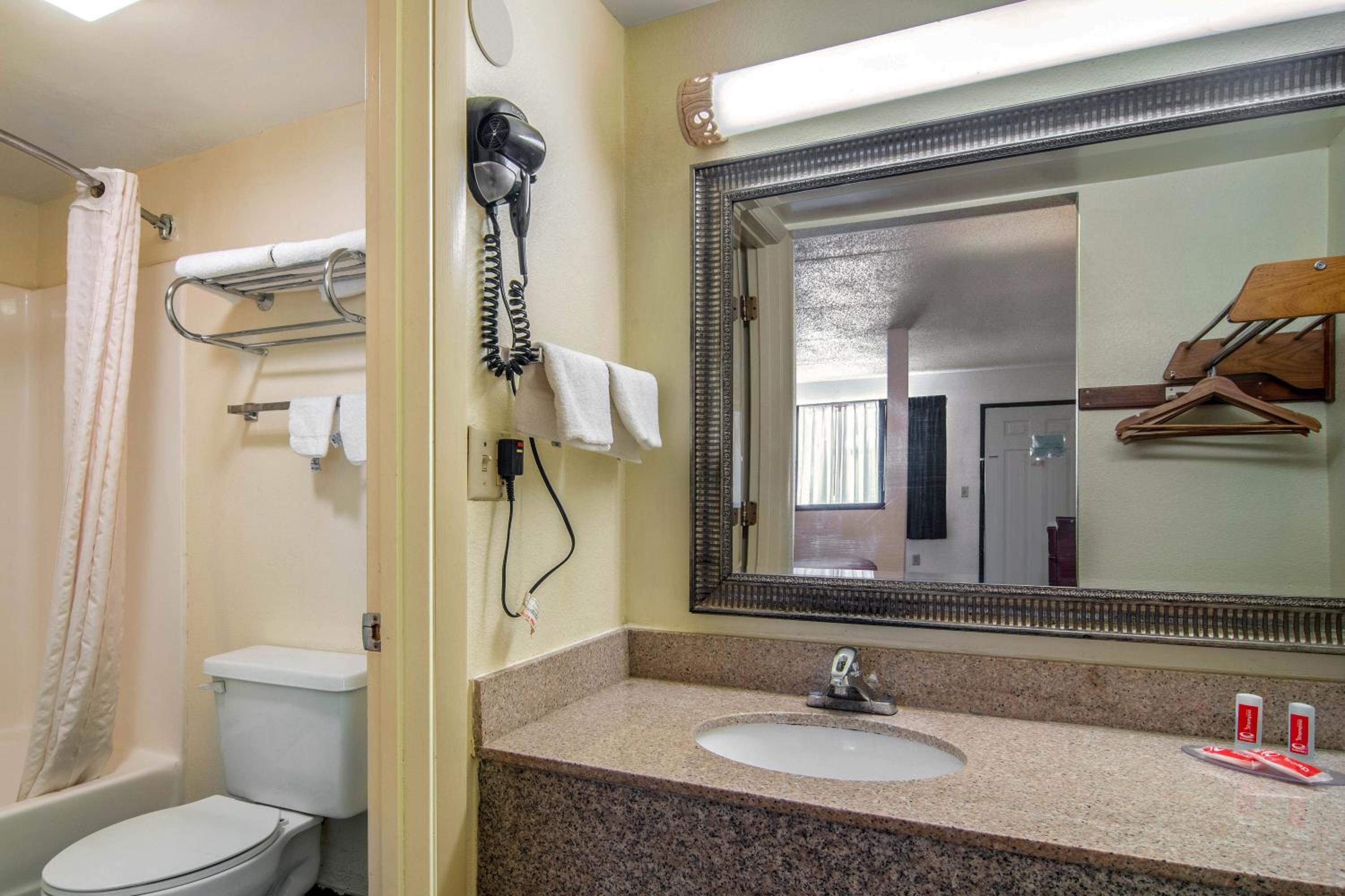 King Suite - Non-Smoking - Photo 2