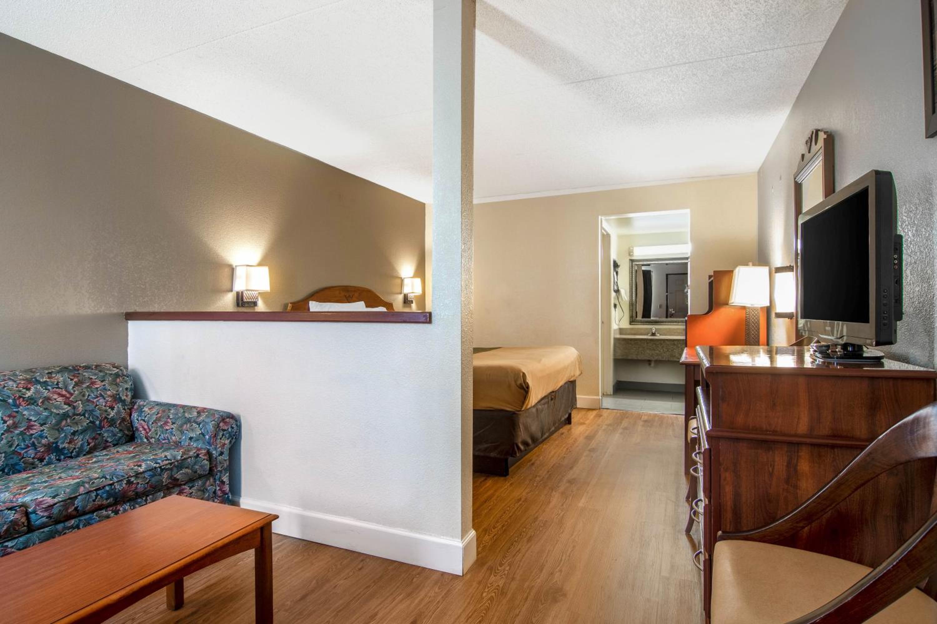 King Suite - Non-Smoking - Photo 1