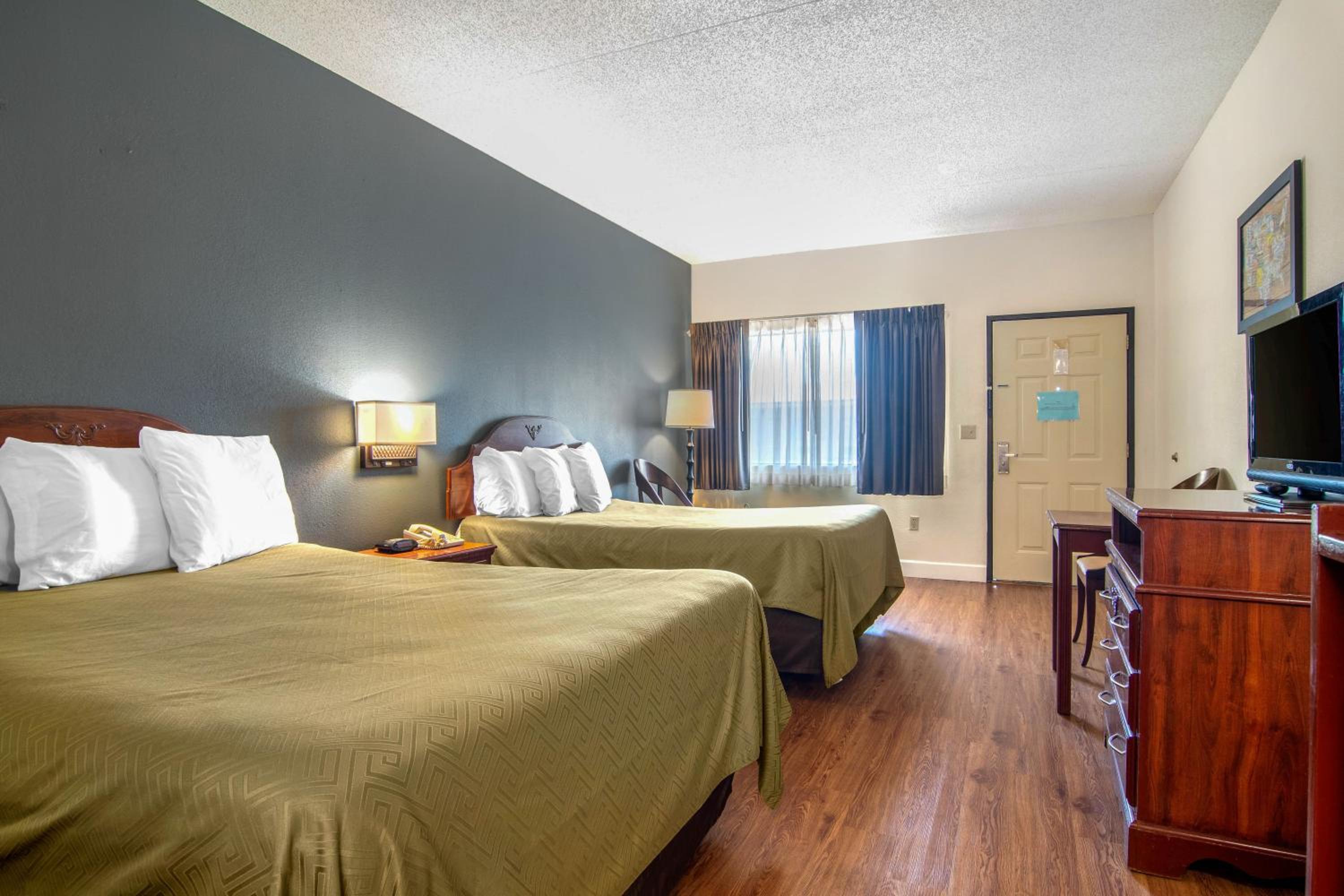 Queen Room with Two Queen Beds - Non-Smoking - Photo 1